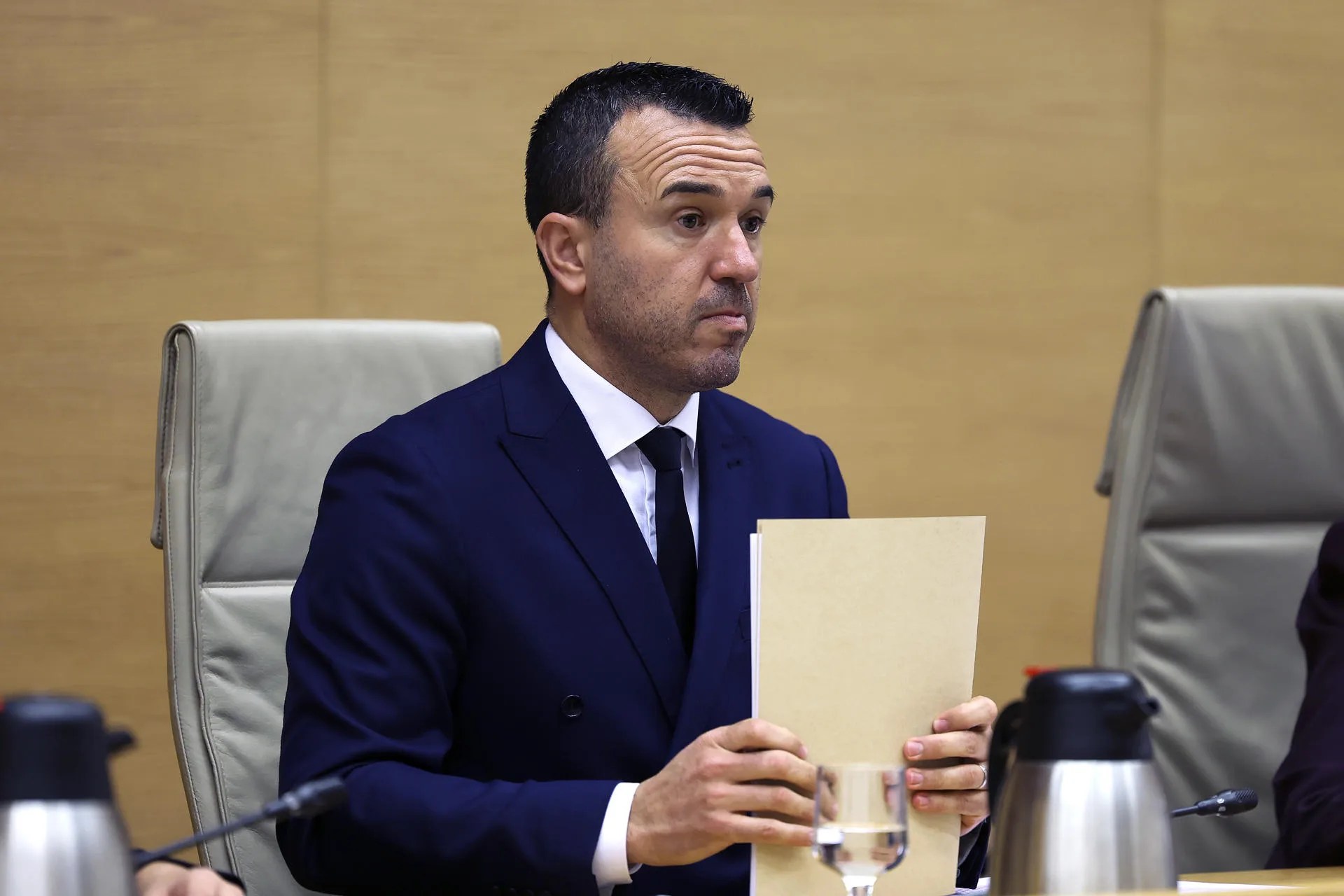 El presidente de la Diputación de Valencia, Vicente Mompó (2i), en la comisión de investigación del Congreso sobre la dana. EFE/ Kiko Huesca
