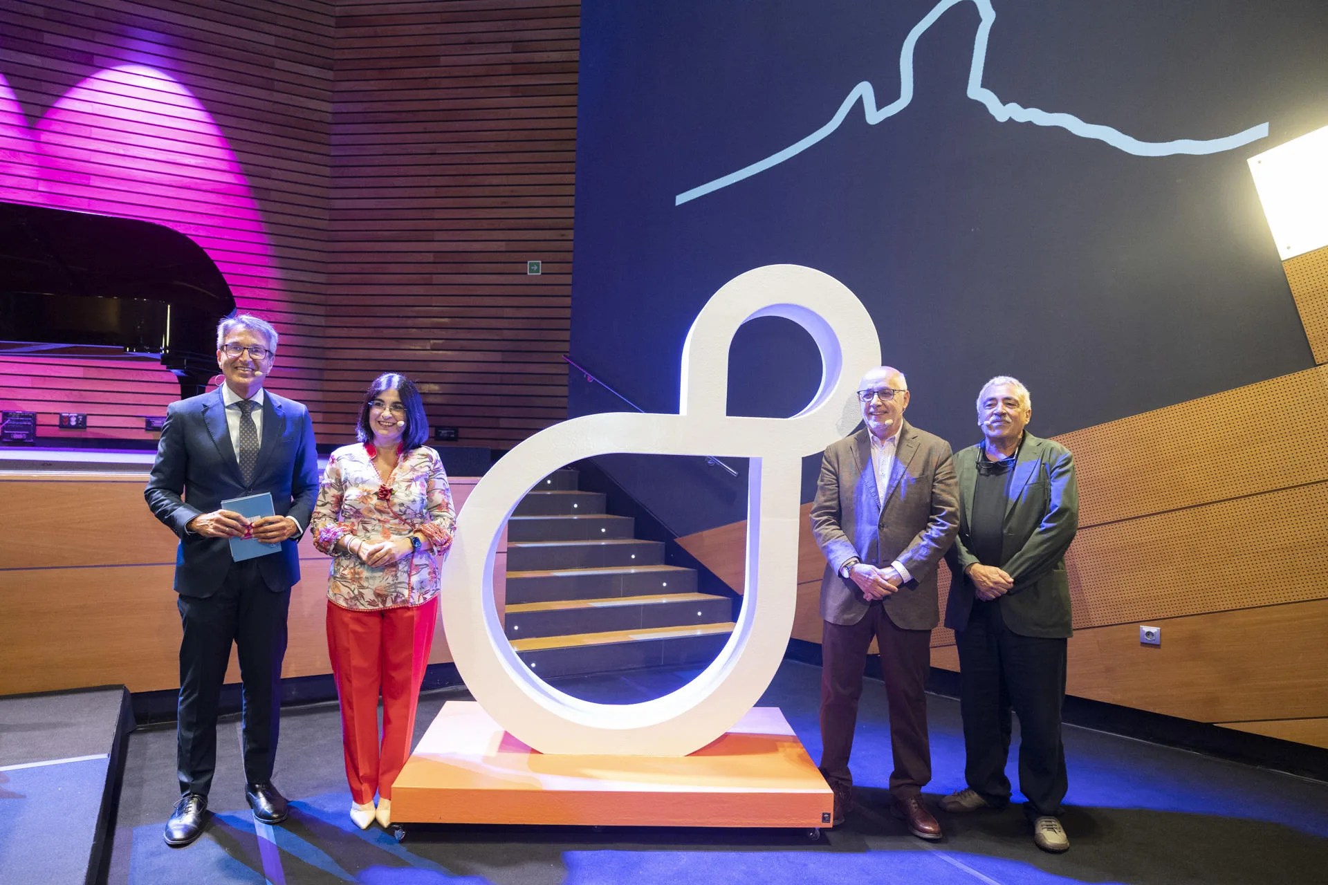 El presidente del Cabildo de Gran Canaria, Antonio Morales (2d); la alcaldesa de Las Palmas, Carolina Darias (2i); el director general de la Fundación Auditorio Teatro Las Palmas de Gran Canaria, Zoilo Alemán (i); y el subdirector de programación, Manuel Benítez (d). EFE/ Quique Curbelo