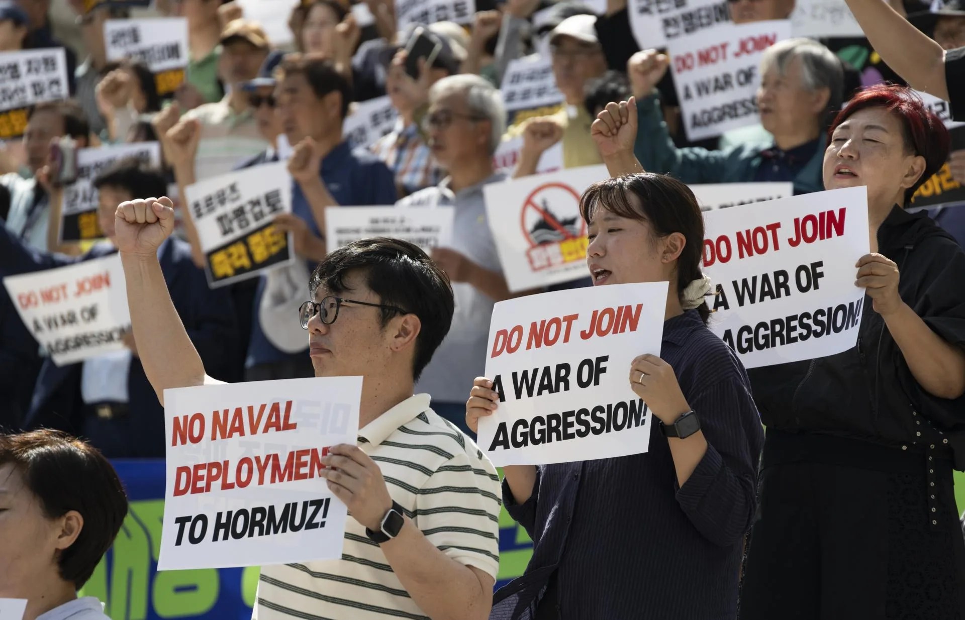 Members of civic groups carry placards and shout slogans during a rally near the U.S. embassy in Seoul, South Korea, 09 September 2026. EFE/-EPA/JEON HEON-KYUN
