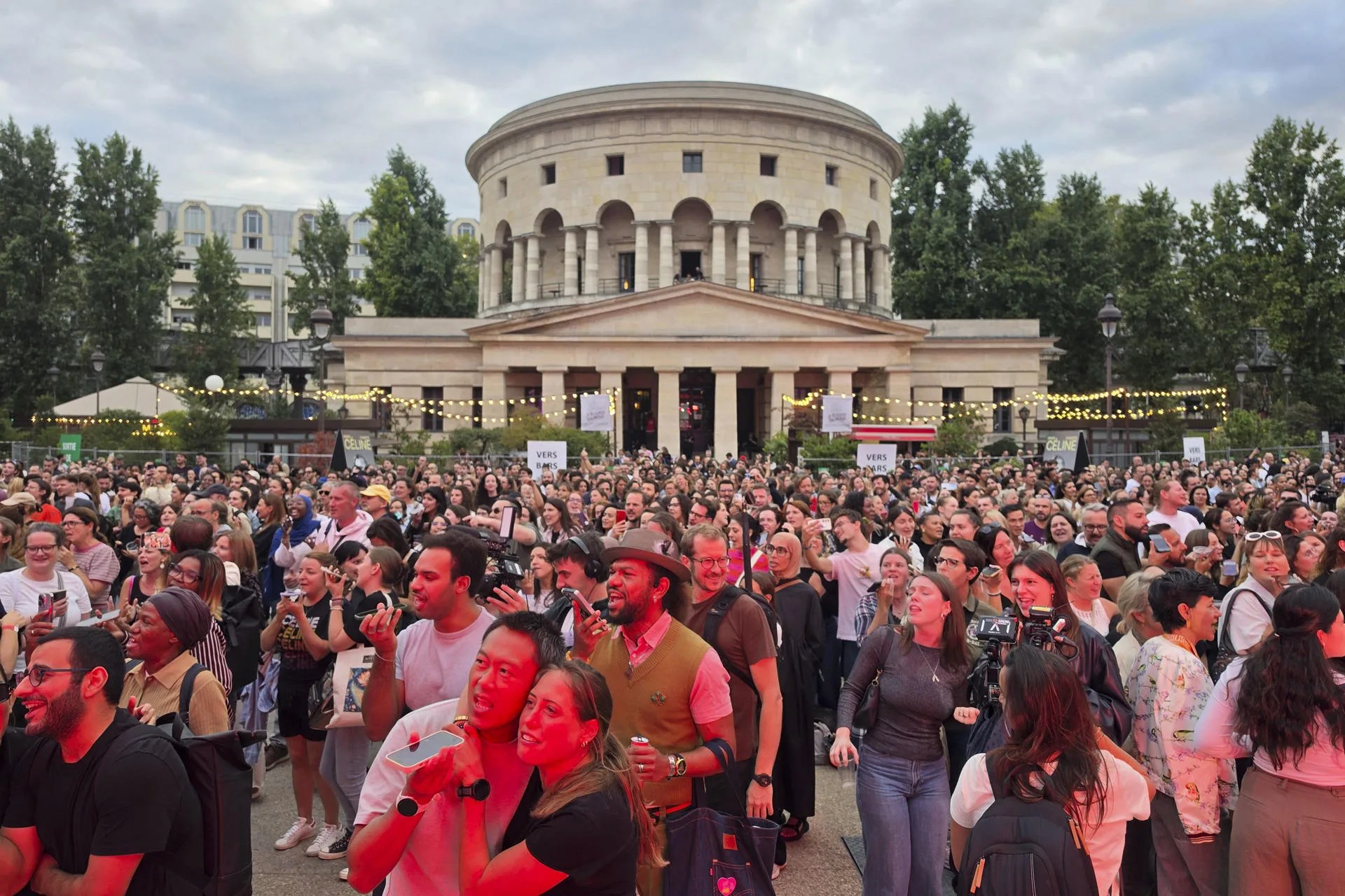 PARIS, Sept. 11, 2026.- Thousands of people took part in a giant karaoke event organized by the Paris City Council to welcome Canadian singer Céline Dion on the eve of her return to the stage, after a six-year hiatus due to the COVID-19 pandemic and her health issues on Sept. 11, 2026 in Paris, France. EFE/Edgar Sapiña