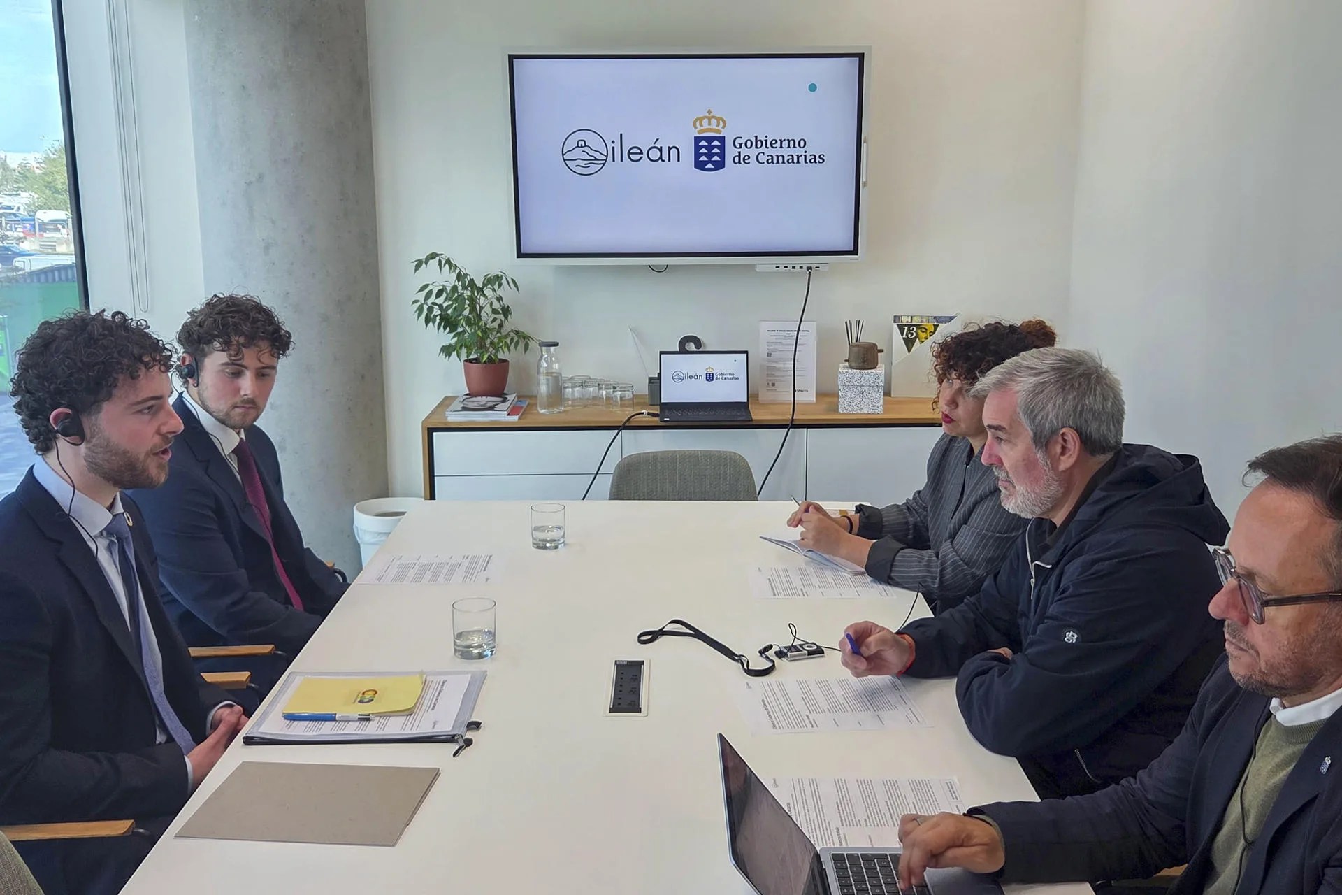 El presidente de Canarias, Fernando Clavijo (2d), durante una de las reuniones mantenidas en su visita a Irlanda, cuyo Gobierno ostenta este semestre la Presidencia del Consejo de la Unión Europea, este miércoles en Dublín. EFE/Francisco Javier Aja Ortega