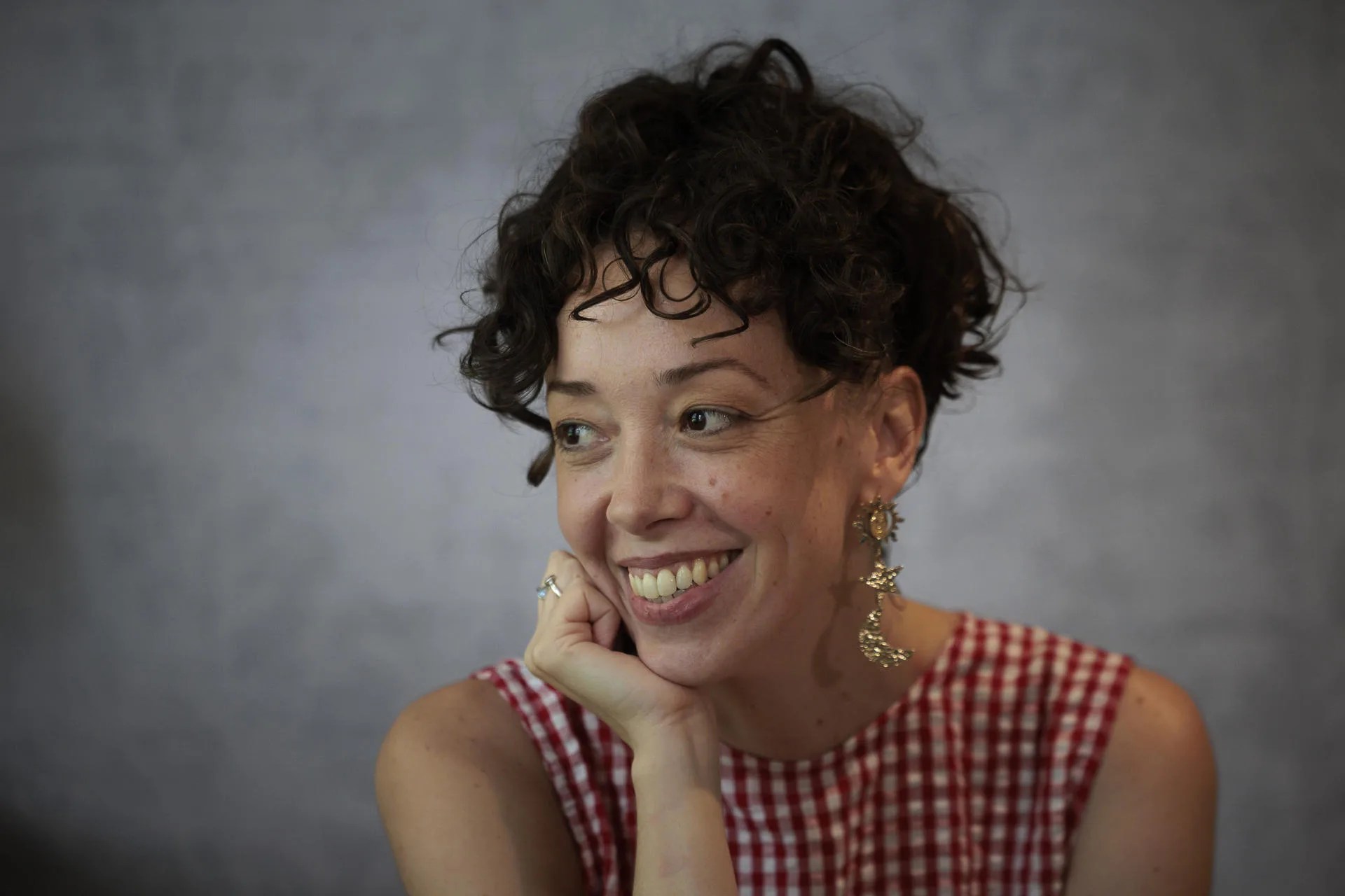 La ilustradora valenciana Belén Segarra durante la entrevista con EFE en la que ha explicado como ha plasmado en un libro el proceso de transformación que vivió hace unos años y que la llevó de sufrir una depresión a transformar su vida a través del yoga, una disciplina que ahora no solo practica sino que también enseña. EFE/Biel Aliño

