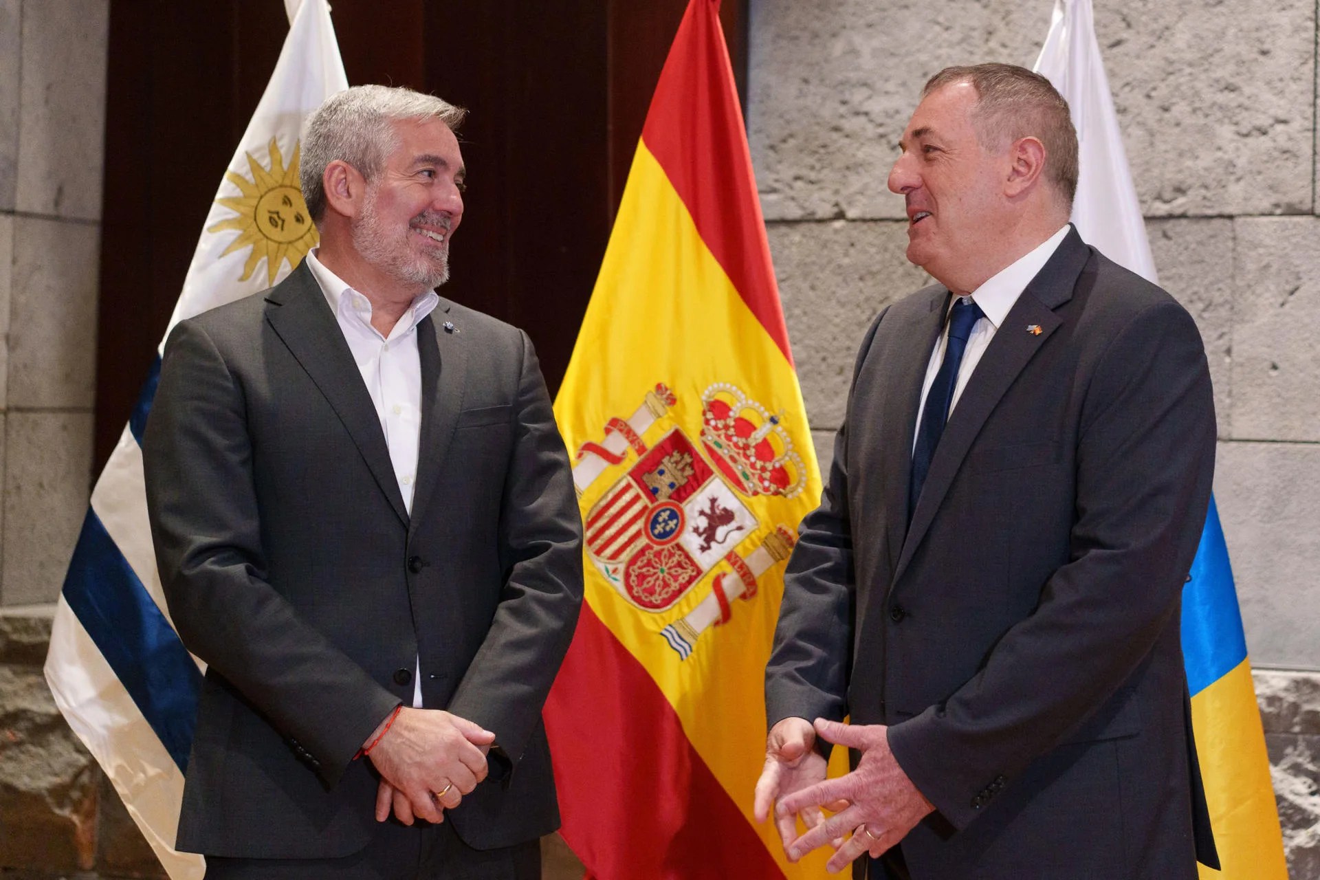 El presidente de Canarias, Fernando Clavijo (i), se reunió este miércoles, con el embajador de Uruguay en España., Bernardo Grevier (d), con motivo de la organización del tricentenario de la llegada de las familias canarias a Uruguay. EFE/Ramón de la Rocha