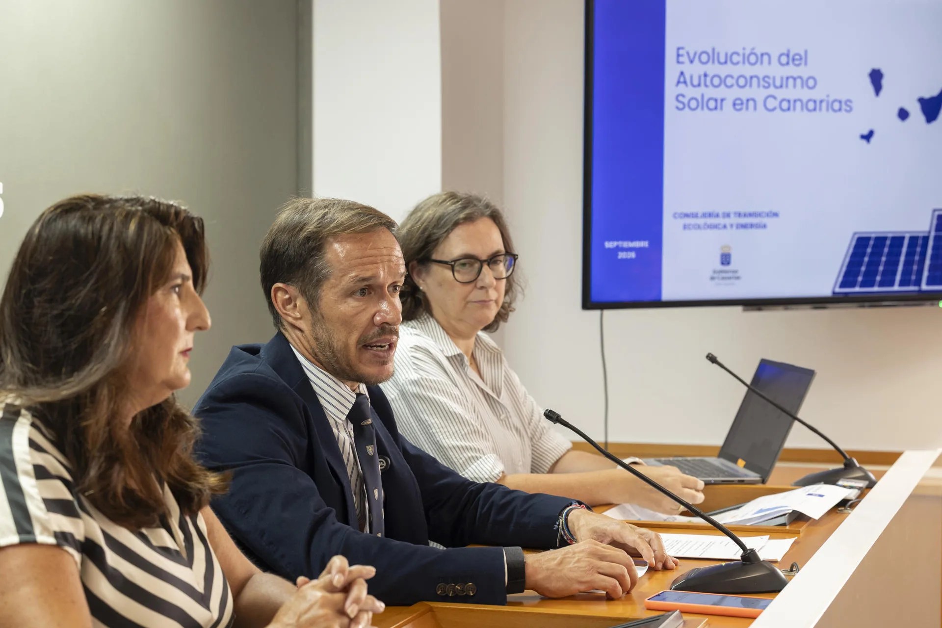 El consejero de Transición Ecológica del Gobierno de Canarias, Mariano Hernández Zapata (c); la viceconsejera del área, Julieta Schallenberg (i); y la jefa de servicio de Desarrollo Energético, Alicia Belduque (d), han presentado este lunes los datos de autoconsumo solar fotovoltaico en las islas. EFE/ Quique Curbelo.