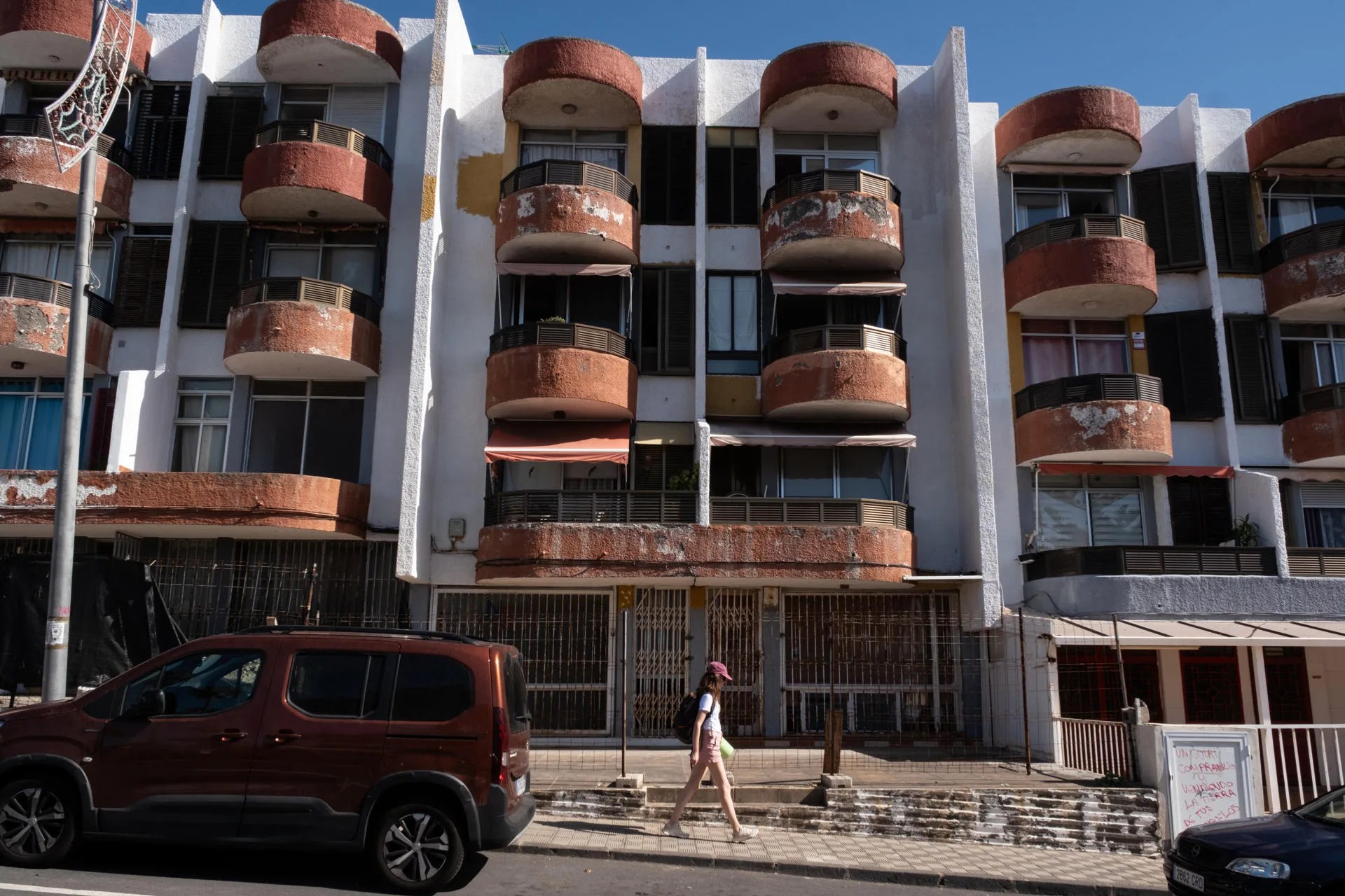 El edificio Dácil este miércoles en la localidad de Bajamar. EFE/Alberto Valdés