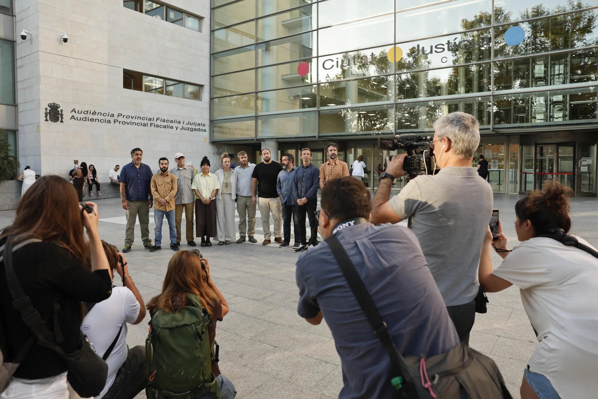 Los 11 activistas de Greenpeace antes de su entrada al juicio celebrado este miércoles en València por una protesta en el Puerto de Sagunto contra un buque cargado de gas en 2021, para los que el Ministerio Fiscal solicita cinco años de cárcel por un delito de desórdenes públicos agravados, petición que Greenpeace considera una de las mayores condenas que se han solicitado nunca por ejercer activismo ambiental. EFE/Manuel Bruque
