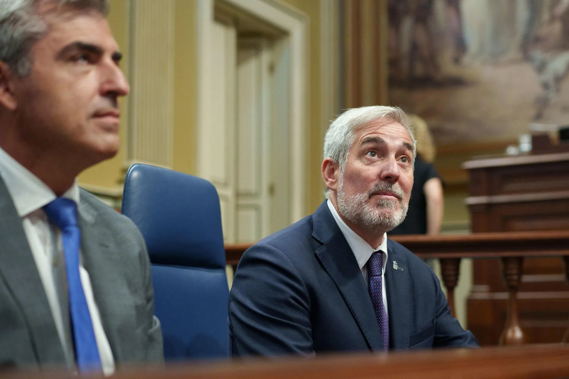 El presidente de Canarias, Fernando Clavijo, (d) junto al vicepresidente Manuel Domínguez, durante el pleno del Parlamento de Canarias celebrado este martes. EFE/Ramón de la Rocha