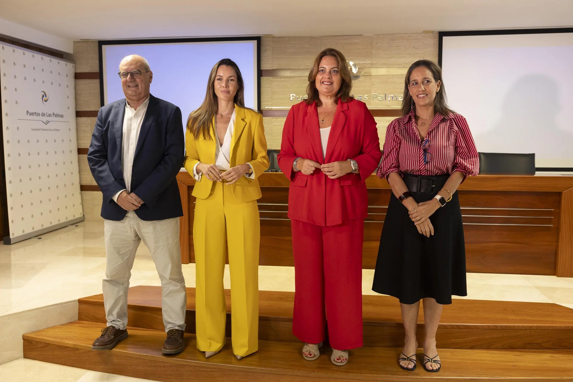 La directora general de Transportes del Gobierno de Canarias, María Fernández (2i); la presidenta de la Autoridad Portuaria, Beatriz Calzada (2d); la directora de la Fundación Nos Movemos, Rosa Martín (d); y el director general de Guaguas Municipales, Miguel Ángel Rodríguez (i); presentan un plan para mejorar la movilidad en la zona Puerto-Sebadal. EFE/ Quique Curbelo.