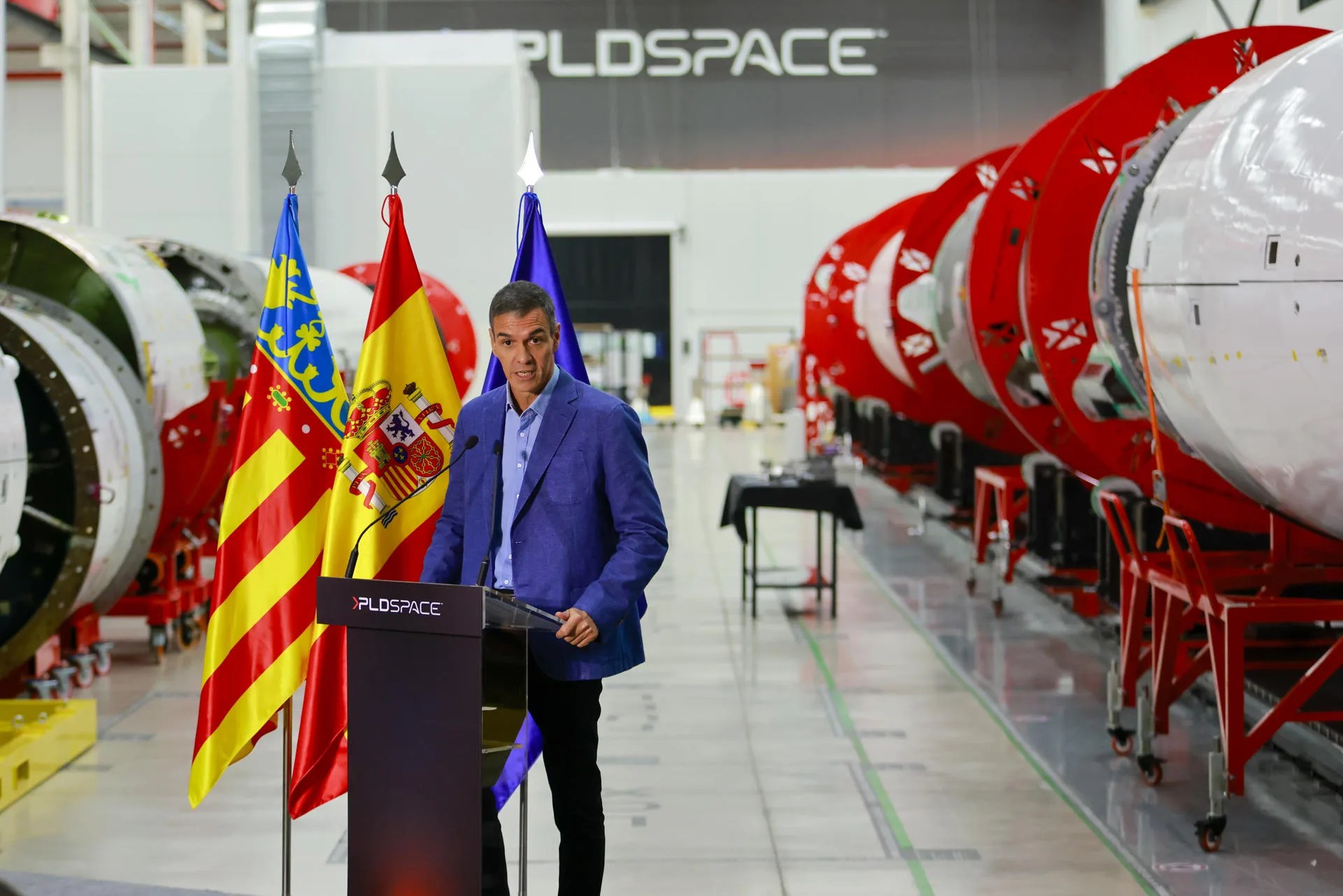 GRAFCVA5755. ELCHE (ALICANTE), 10/09/2026.- El presidente del Gobierno, Pedro Sánchez, durante su visita este jueves a la empresa aeroespacial PLD Space. EFE/Pablo Miranzo