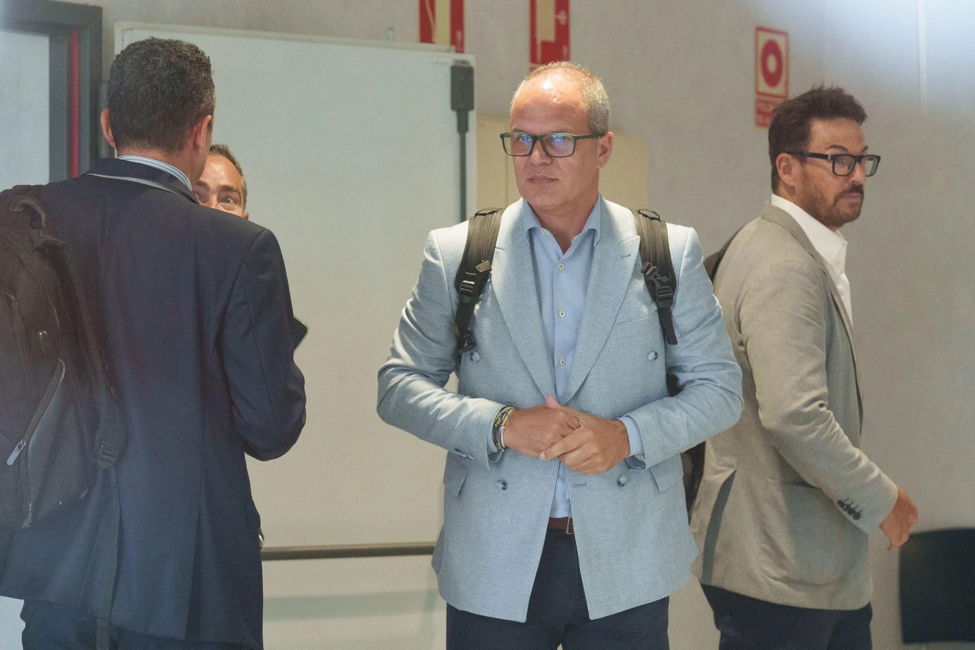 El director general de Costas del Gobierno de Canarias, Antonio Acosta (d), ha declarado como investigado en la causa que se sigue por la autorización dada a los promotores de la urbanización Cuna del Alma, en el Puertito de Adeje (Tenerife), para presuntamente ocupar zona de servidumbre de protección del litoral. EFE/Ramón de la Rocha 
EFE/Ramón de la Rocha