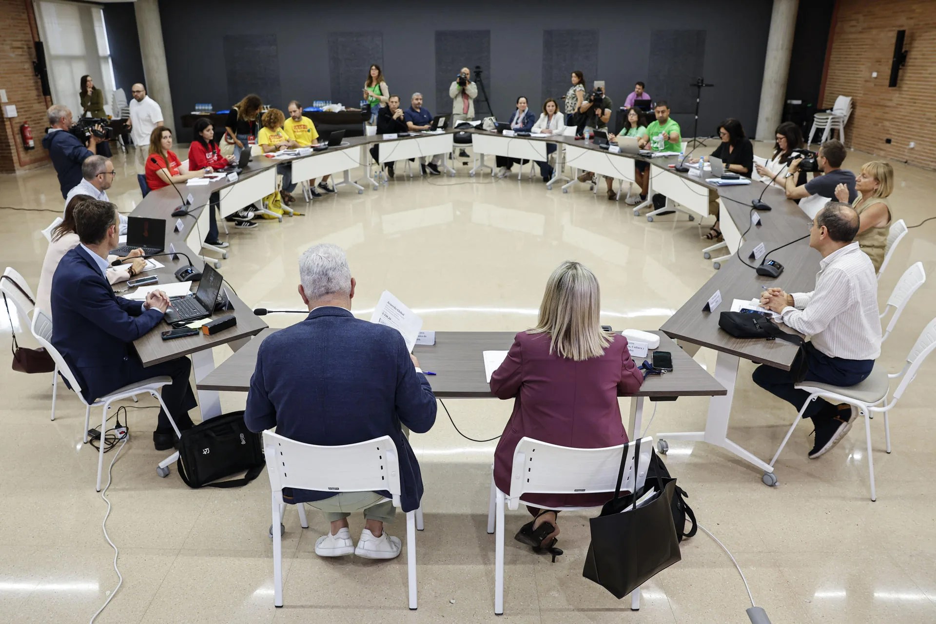 Reunión entre la Conselleria de Educación y sindicatos de docentes, en una imagen de archivo de junio, con la huelga del profesorado en marcha. EFE/Ana Escobar

