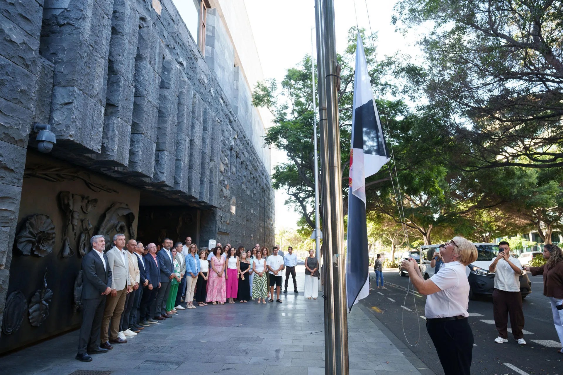 El presidente del Gobierno de Canarias, Fernando Clavijo (i), presidió este miércoles el acto de izado de la bandera de Ceuta con motivo de la celebración del día de esta ciudad autónoma. EFE/Ramón de la Rocha