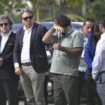 Valentín Tacoronte (c), padre de Claudia Tacoronte, llora acompañado del cónsul de España, Marcos Rodríguez (i) y funcionarios mexicanos del estado de Morelos durante su visita a la Casa de la Cultura de Cuautla este viernes, lugar del crimen donde la joven canaria murió apuñalada el pasado 12 de septiembre. EFE/ Tony Rivera