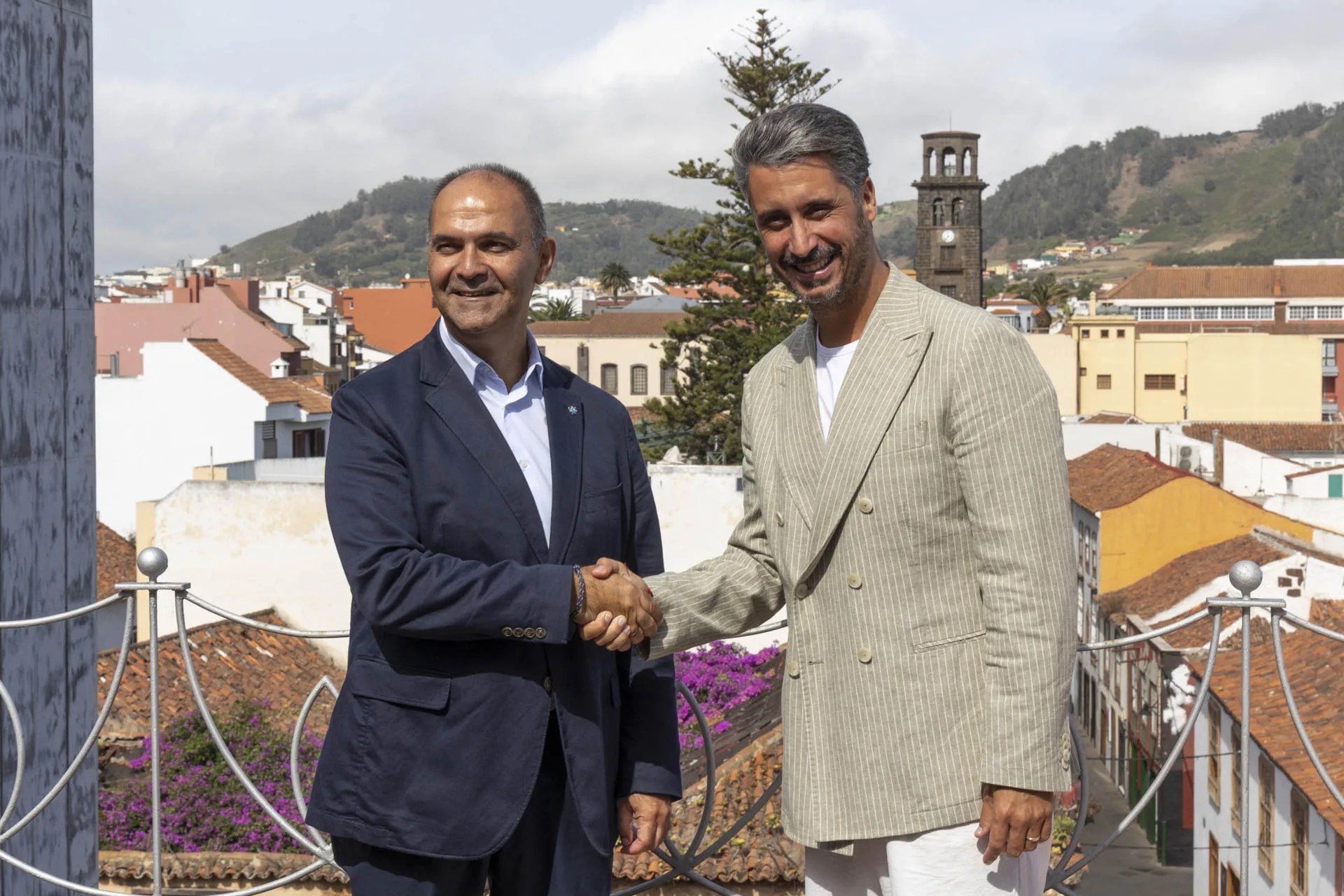 El alcalde de La Laguna (Tenerife), Luis Yeray Gutiérrez, y el presidente del Club Baloncesto Canarias, Aniano Cabrera. EFE/Miguel Barreto
