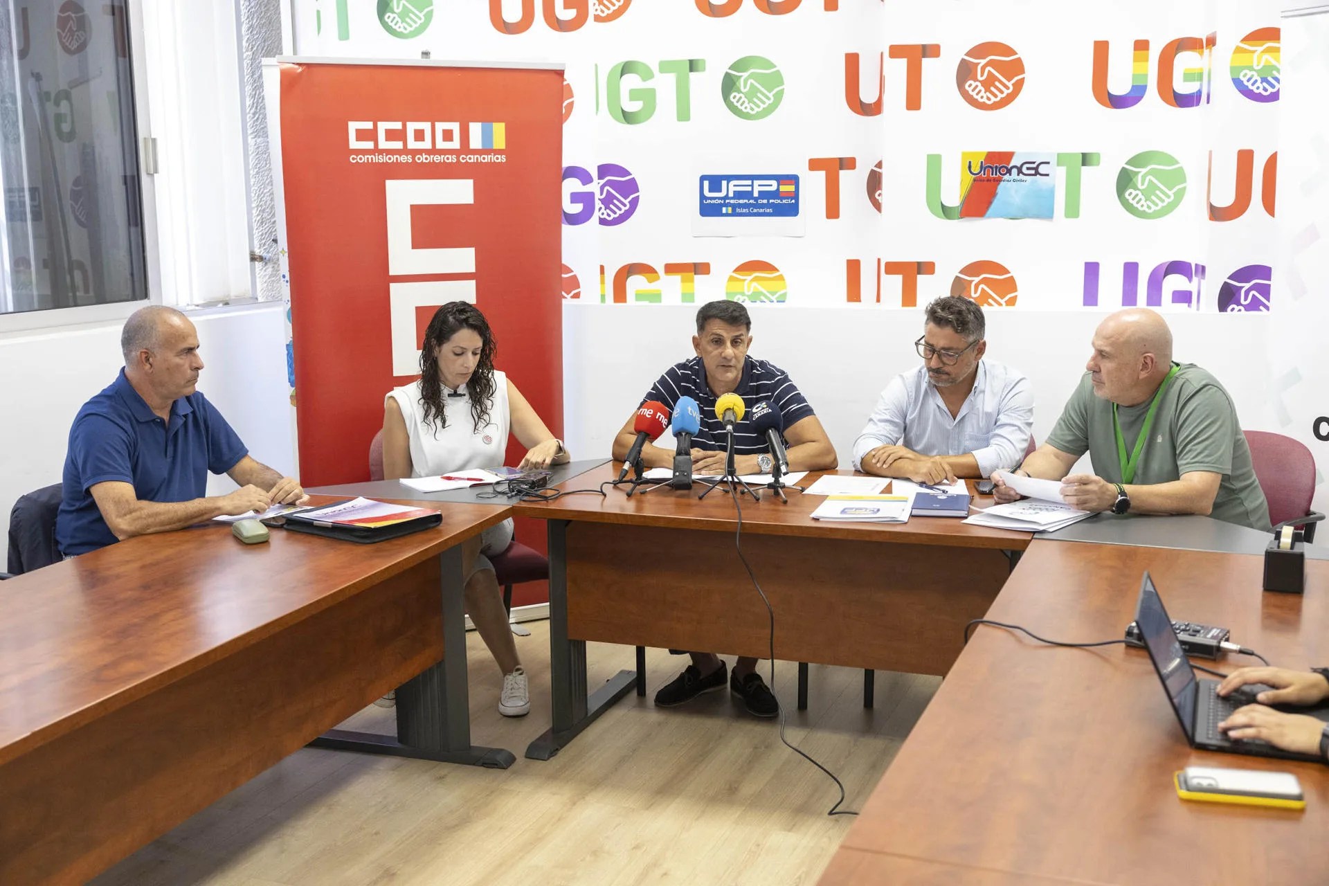 El secretario general de la Federación de Servicios Públicos de UGT Canarias, Francisco Bautista (c), durante la convocatoria para reivindicar la necesidad de mejorar y actualizar la indemnización por residencia e insularidad que perciben los empleados públicos destinados en Canarias.EFE/Miguel Barreto