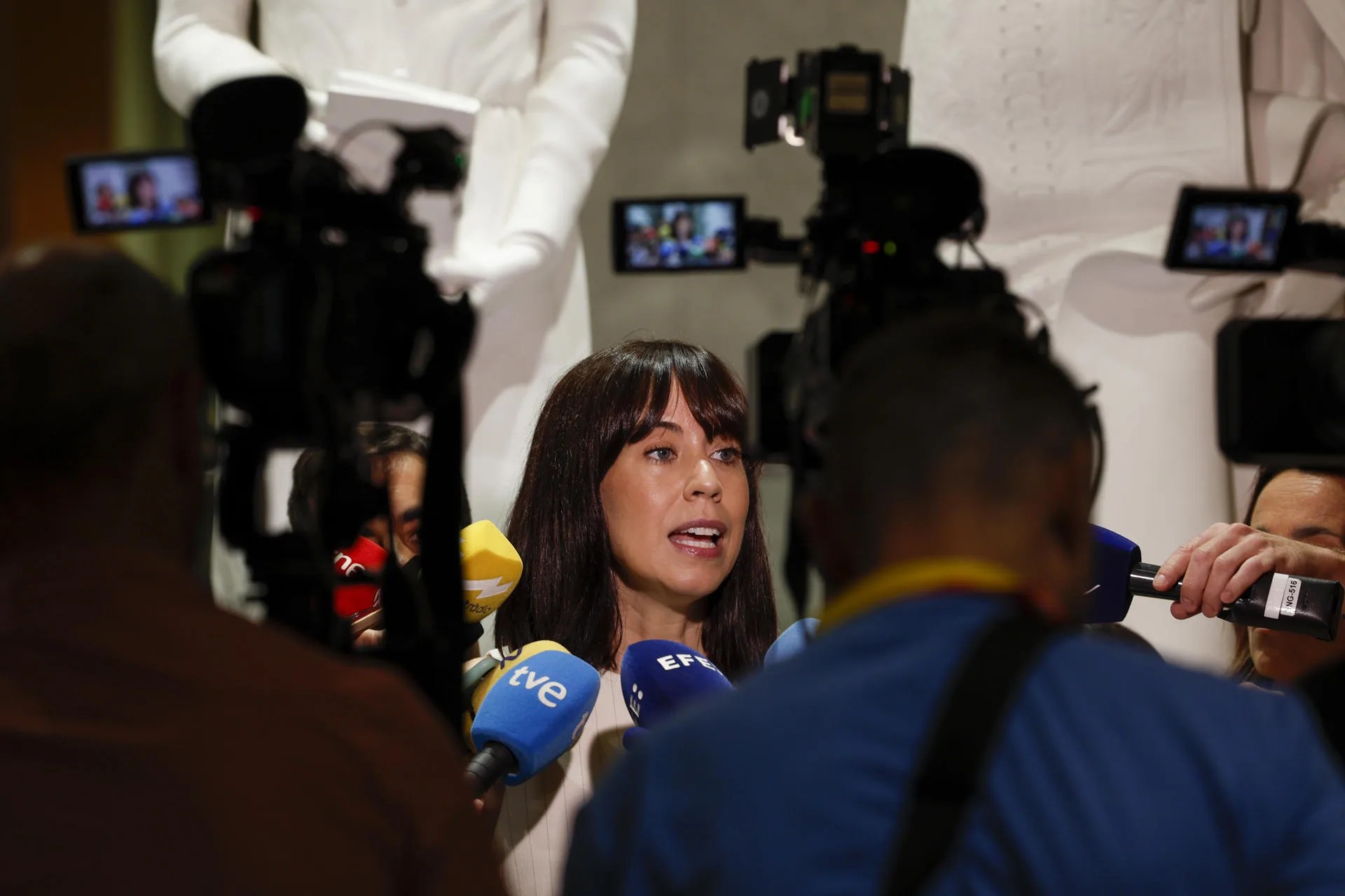 GRAFCVA5947. VALENCIA, 28/09/2026.- La secretaria general del PSPV-PSOE, la ministra Diana Morant, atiende a los medios de comunicación antes del Debate de Política General de la Comunitat Valenciana. EFE/Manuel Bruque