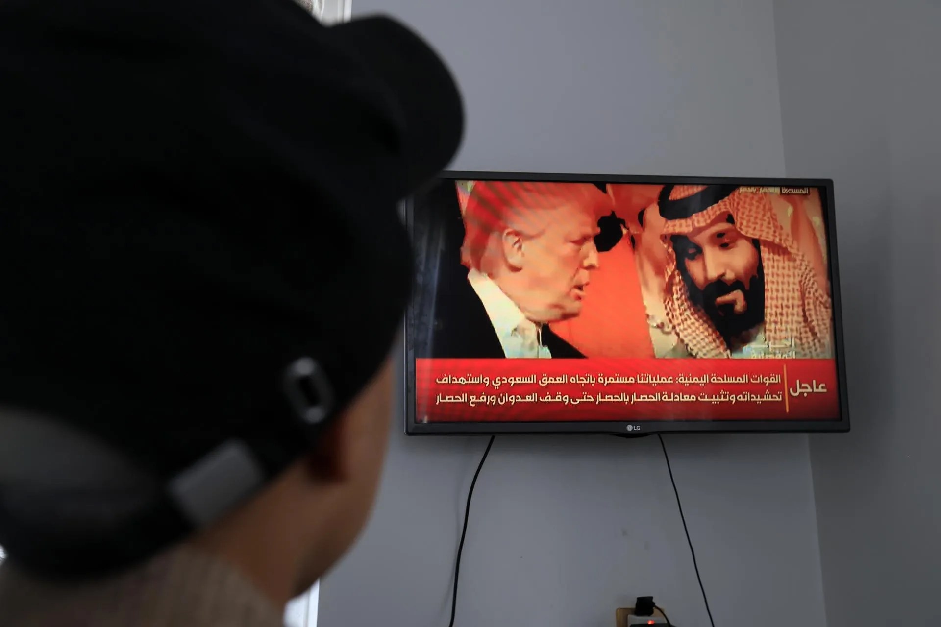 A person watches a TV broadcast on the latest developments in the Saudi-Houthi conflict in Sana'a, Yemen, 08 September 2026. EFE-EPA/YAHYA ARHAB