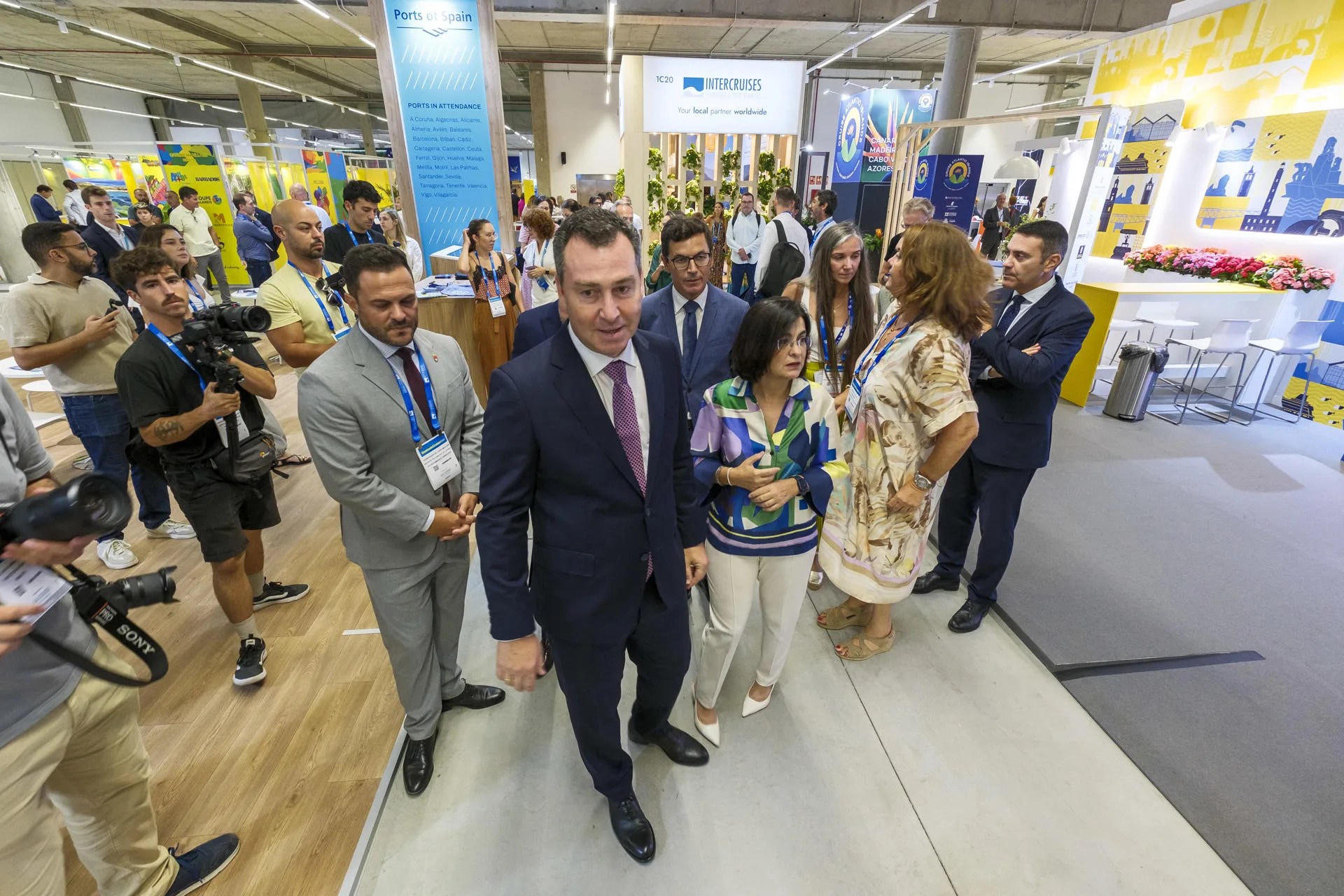 El puerto de Las Palmas de Gran Canaria acoge desde este miércoles la feria de cruceros Seatrade Cruise Med 2026, el principal evento del sector para el Mediterráneo y las regiones adyacentes. En la imagen, los presidentes de Puertos del Estado, Gustavo Santana (2i), y la Autoridad Portuaria de Las Palmas, Beatriz Calzada (d); la alcaldesa de la capital grancanaria, Carolina Darias (c); y el consejero de Obras Públicas de la comunidad autónoma, Pablo Rodríguez (c, detrás). EFE/Ángel Medina G.