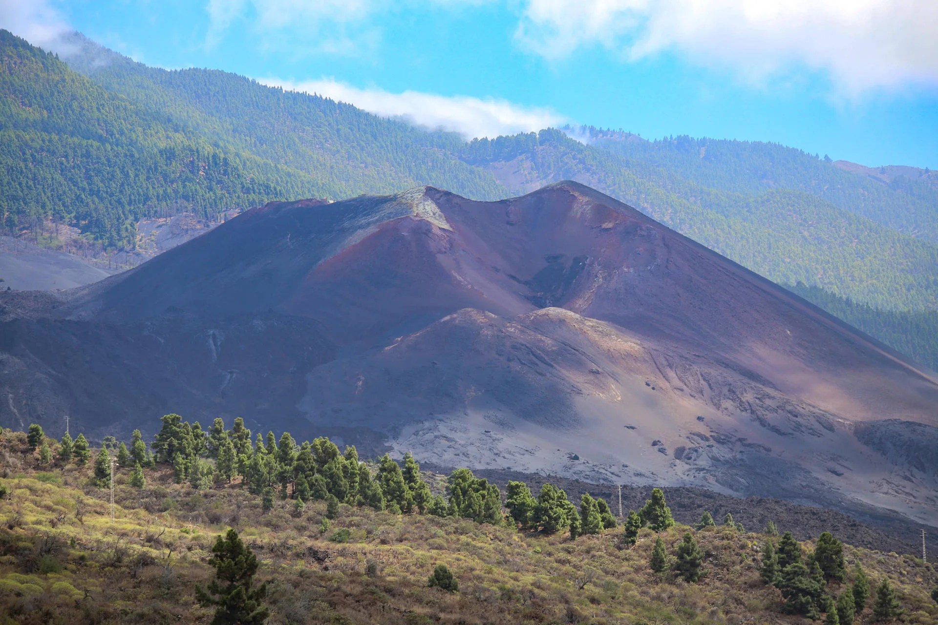 Vista del volcán Tajogaite en la isla de La Palma cinco años después de su erupción, el 19 de septiembre de 2021. EFE / LUIS G MORERA