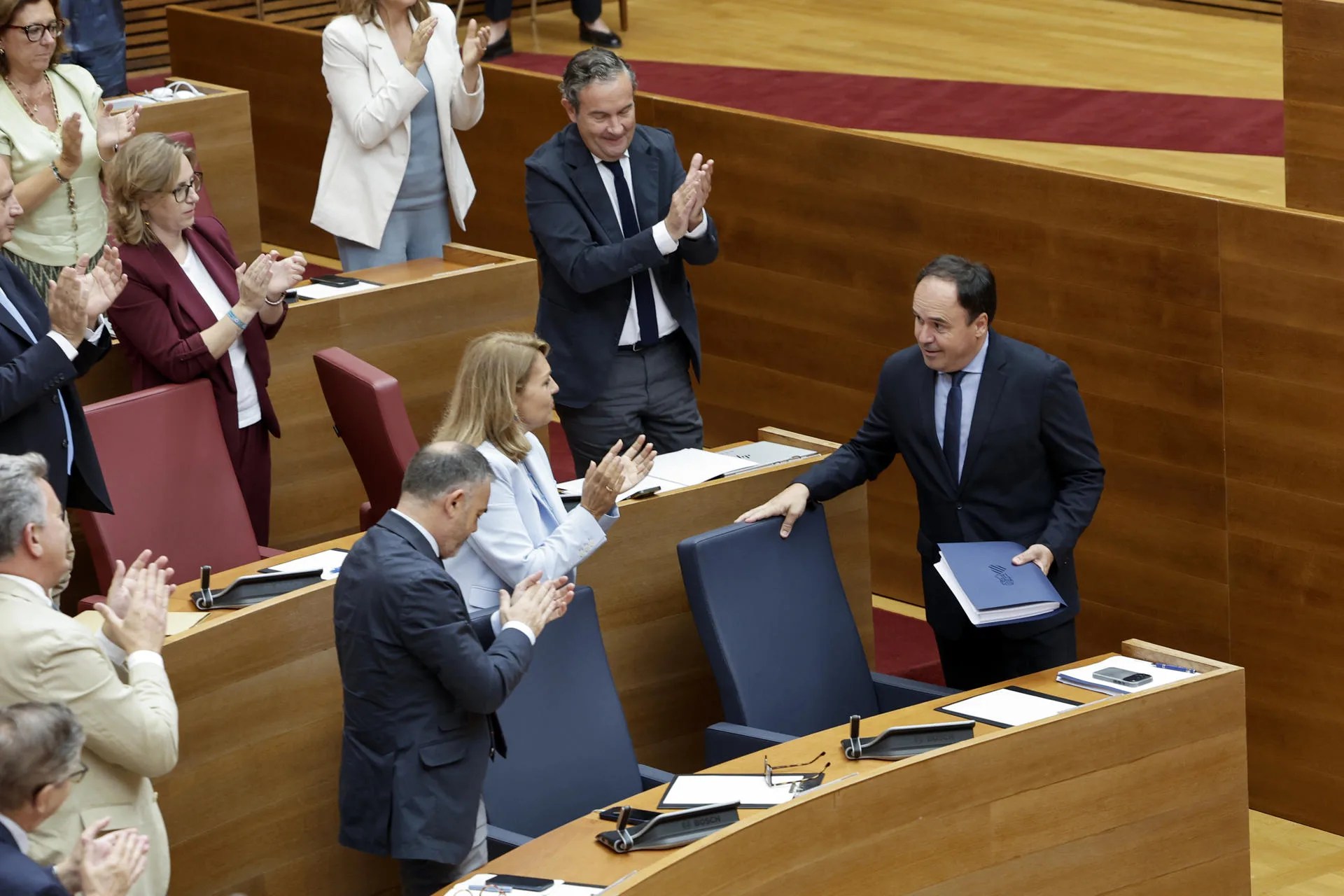 El president de la Generalitat, Juanfran Pérez Llorca (d), es aplaudido durante el último Debate de Política General de esta legislatura en Les Corts. EFE/Manuel Bruque