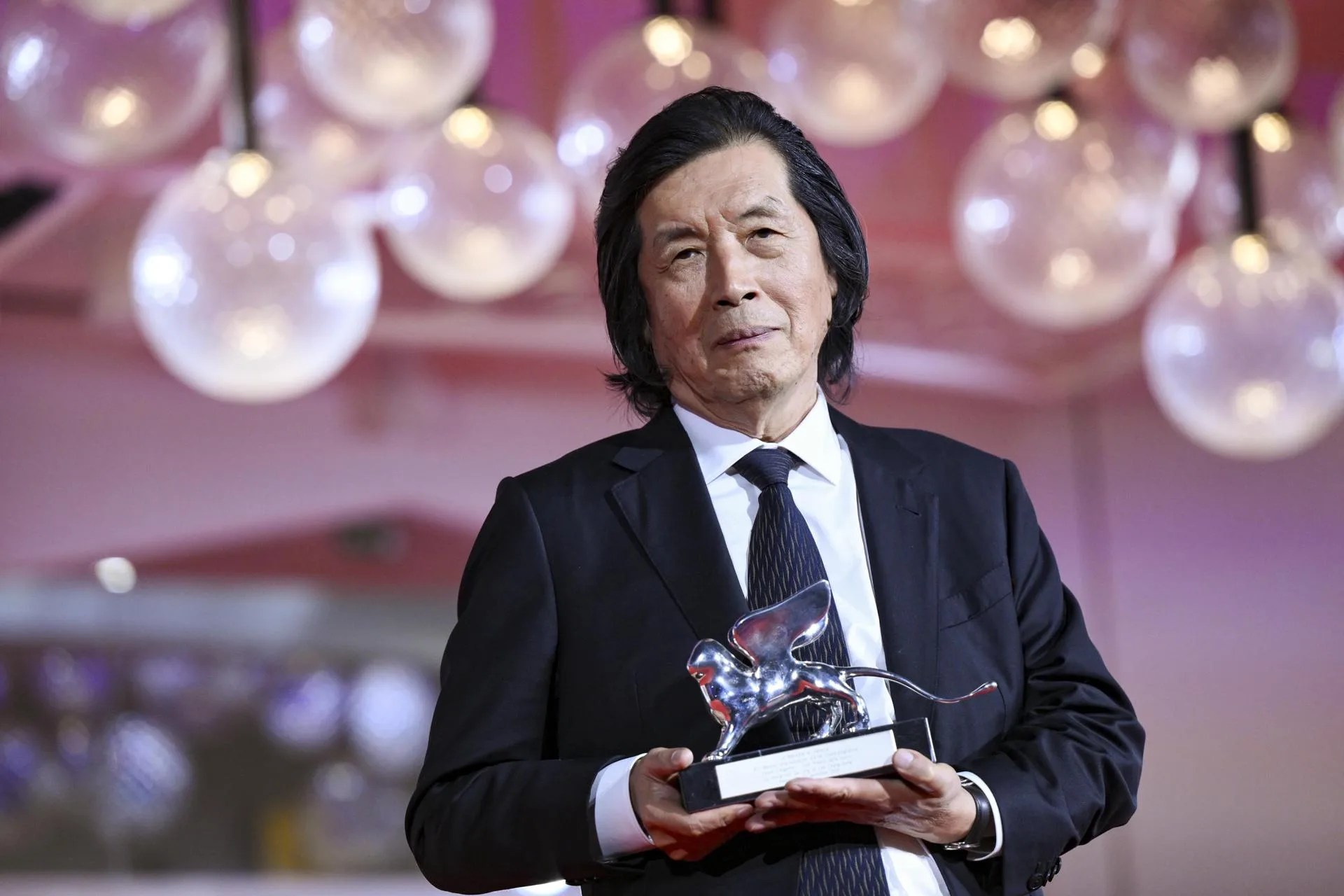 VENICE (Italy), 12/09/2026.- South Korean director Lee Chang-dong holds the Silver Lion - Grand Jury Prize for his film 'Ga-neung-han sa-rang (Possible Love)' during the closing ceremony of the 83rd annual Venice International Film Festival in Venice, Italy, 12 September 2026. EFE/EPA/ETTORE FERRARI

