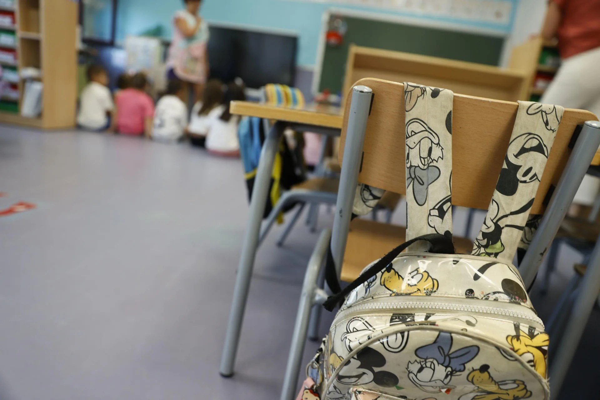 En la imagen, alumnos reunidos con la profesora antes de comenzar la clase en su colegio. EFE/Ismael Herrero/Archivo

