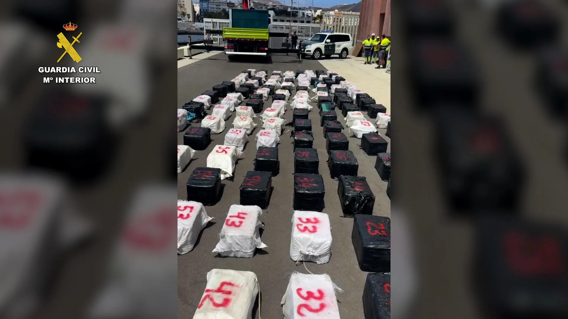Imagen de los fardos de cocaína incautados en una lancha al sur de Gran Canaria. Guardia Civil