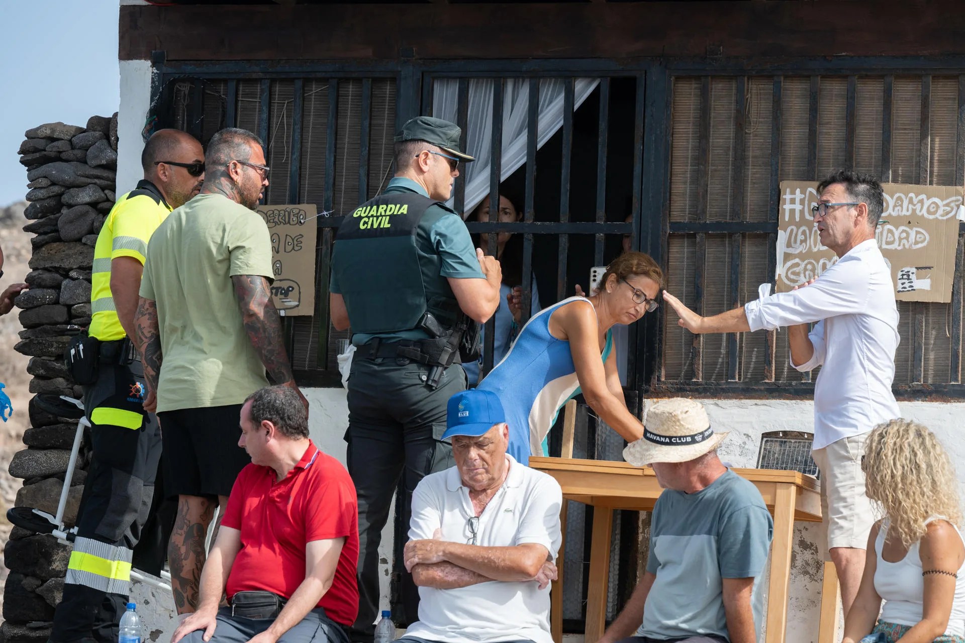 La Guardia Civil acompaña a los representantes de Costas que pretendían hacer la orden de desalojo frente a la oposición de los hijos de la propietaria y vecinos de la zona. EFE/Carlos de Saá