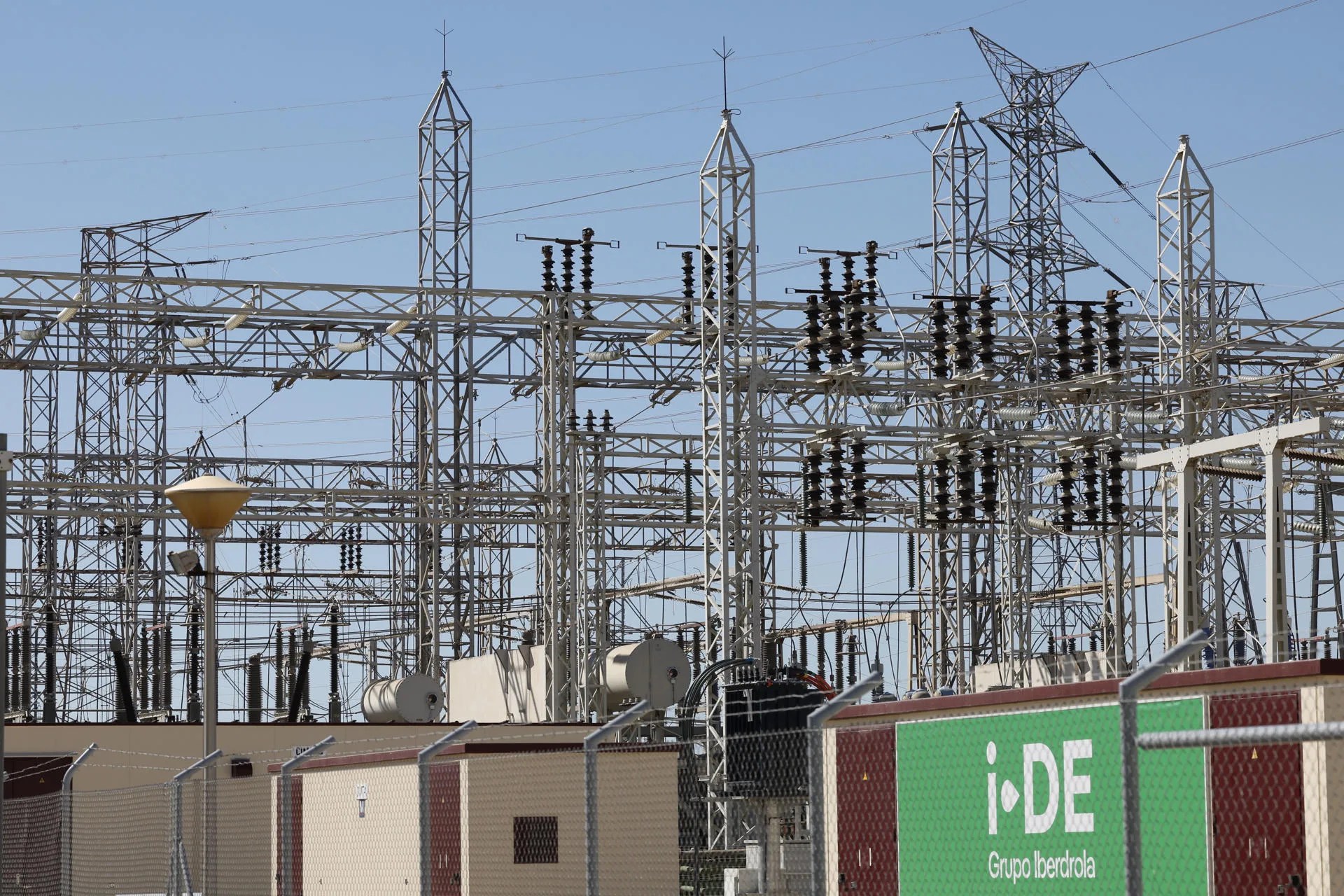Vista de las infraestructuras eléctricas afectadas por la dana. El president de la Generalitat, Juanfran Pérez Llorca, y el presidente de Iberdrola, Ignacio Galán han participado en el acto de culminación del Plan il.lumina este martes. EFE/Ana Escobar
