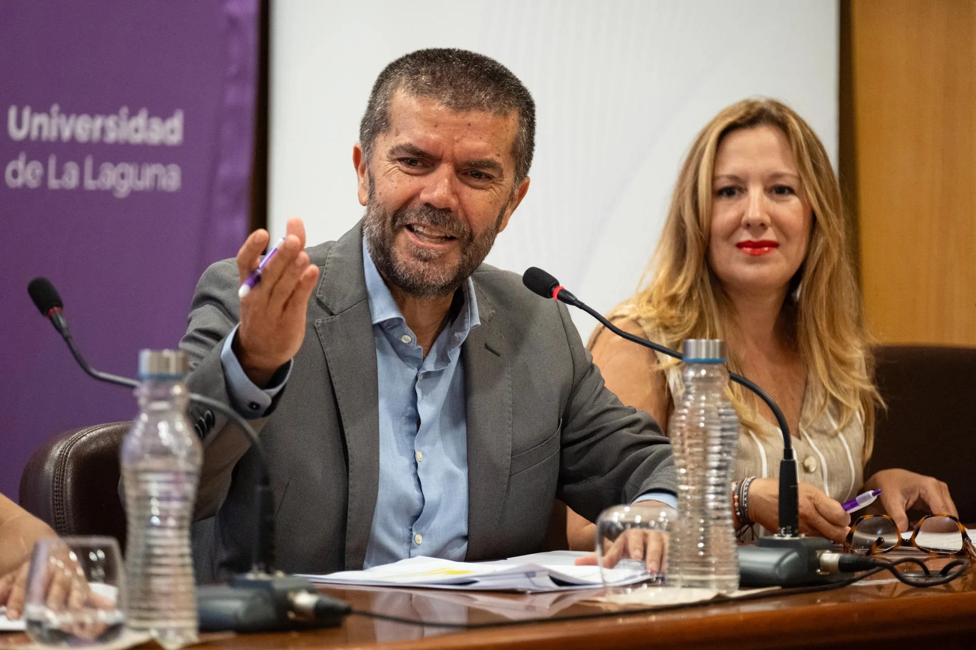 La presidenta del Cabildo de Tenerife, Rosa Dávila (d), y el rector de la Universidad de La Laguna (ULL), Francisco García (i), han anunciado este jueves las nuevas medidas de la ampliación del sistema de horarios escalonados para el curso 2026-2027 con el objetivo de mejorar la movilidad y reducir los atascos en la autopista TF-5. EFE/Alberto Valdés