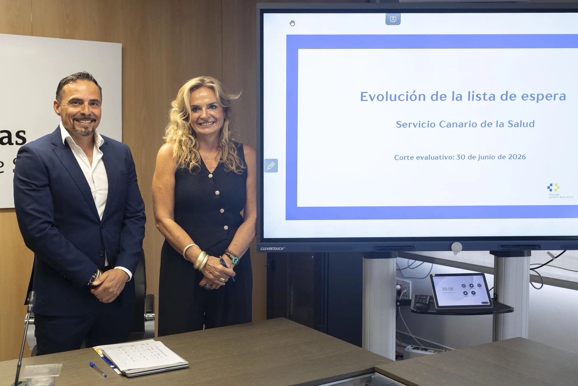 GRAFCAN7575. LAS PALMAS DE GRAN CANARIA, 01/09/2026.- La lista de espera para someterse a una intervención quirúrgica creció en Canarias un 7,8 % de junio de 2025 al mismo mes de 2026, llegando a las 34.382 personas, tras haberse reducido en los dos años anteriores, lastrada por las consecuencias de la huelga de médicos, según ha anunciado este martes la consejera de Sanidad del archipiélago, Esther Monzón. En la imagen, la consejera y el director del Servicio Canario de la Salud (SCS), Adasat Goya, durante la presentación este martes de los datos de balance de actividad hospitalaria y de listas de espera sanitaria correspondientes al corte evaluativo del 30 de junio de 2026. EFE/ Quique Curbelo