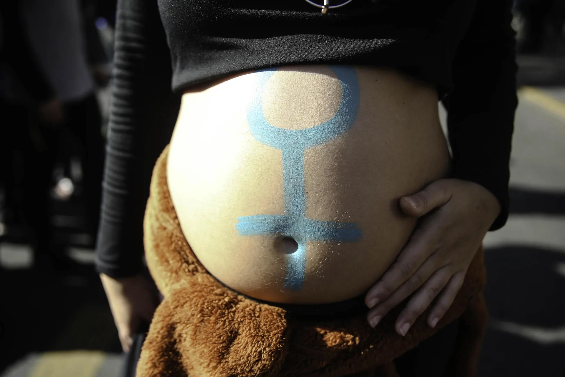 (FILE).- A pregnant woman takes part in a protest on June 6, 2018, in Santiago (Chile). EFE/Alberto Valdés