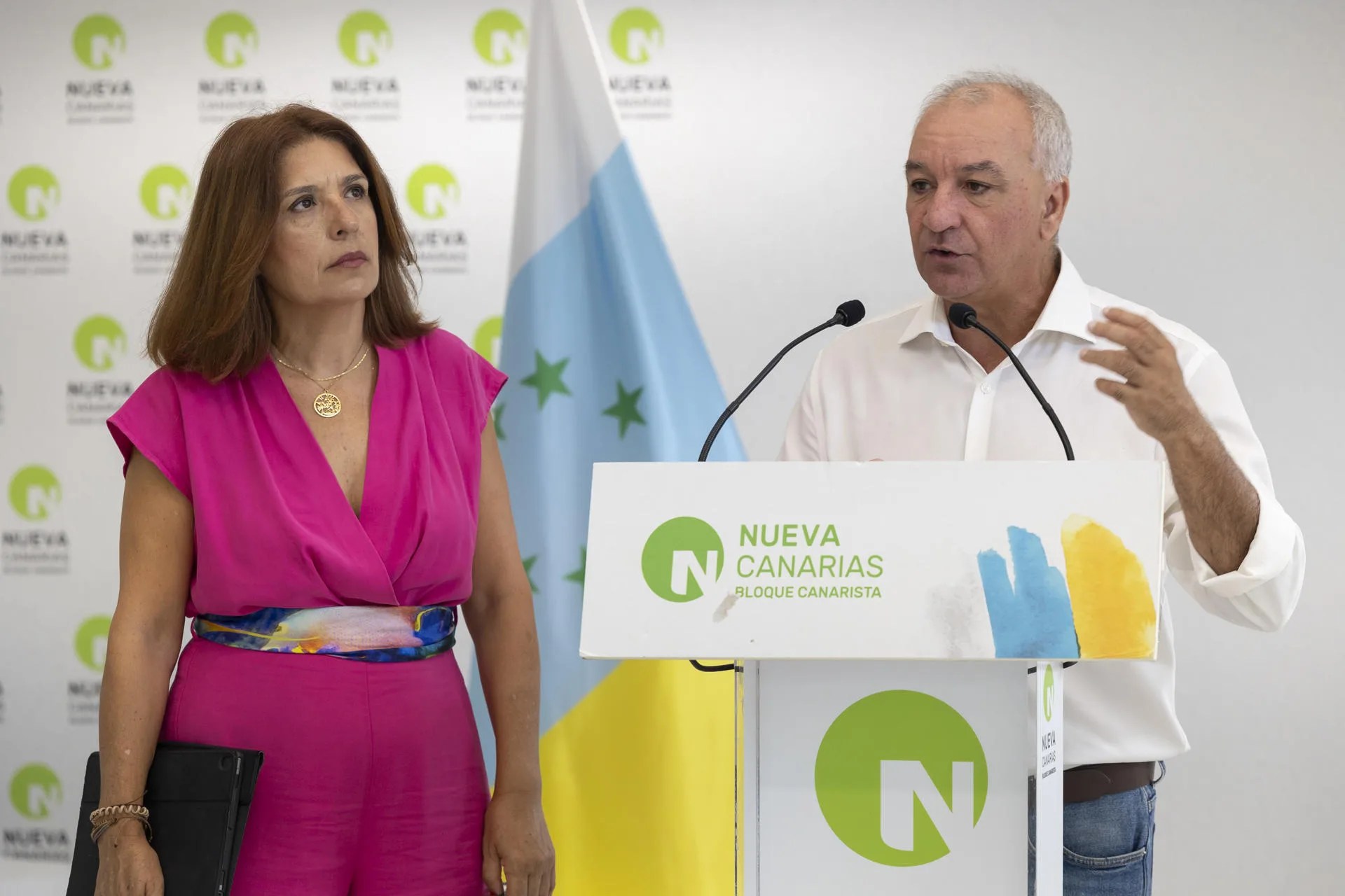 El secretario general de Nueva Canarias, Luis Campos (d), y la vicesecretaria, Carmen Hernández (i), han presentado este miércoles una proposición de ley que garantice el derecho a la vivienda protegida y asequible, que su partido registrará en el Parlamento para su tramitación ante crisis habitacional. EFE/Quique Curbelo.