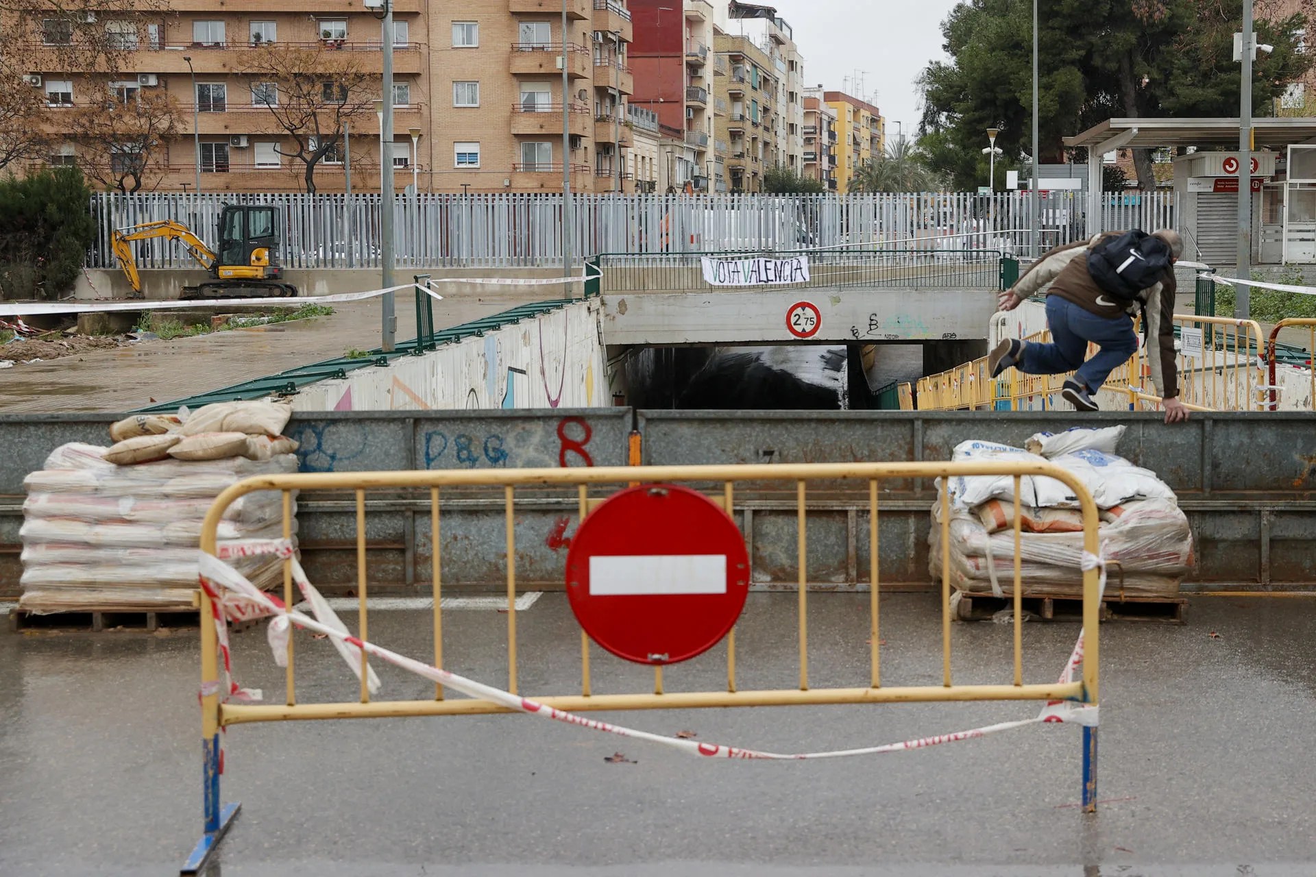 Vista general del túnel de la Estación de Aldaia en el que las compuertas que cierran el paso se han reforzado con sacos como medida preventiva. Archivo/ EFE/Manuel Bruque