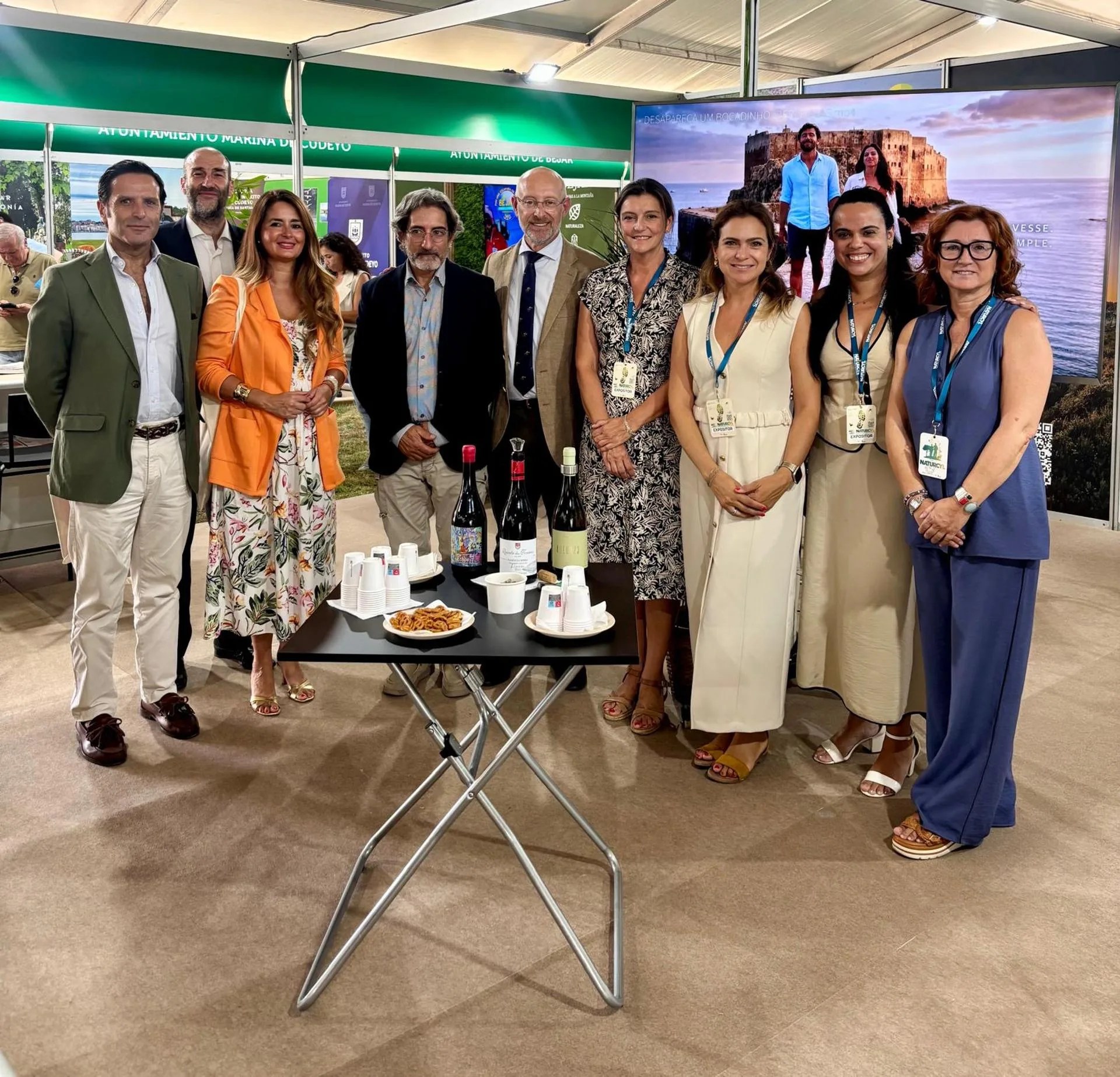 Representantes de Turismo Centro de Portugal en la feria de turismo y naturaleza Naturcyl, celebrada en el Real Sitio de San Ildefonso (Segovia), donde se ha presentado este sábado el Geoparque Oeste, Patrimonio Mundial UNESCO. EFE/Foto cedida por Turismo Centro de Portugal