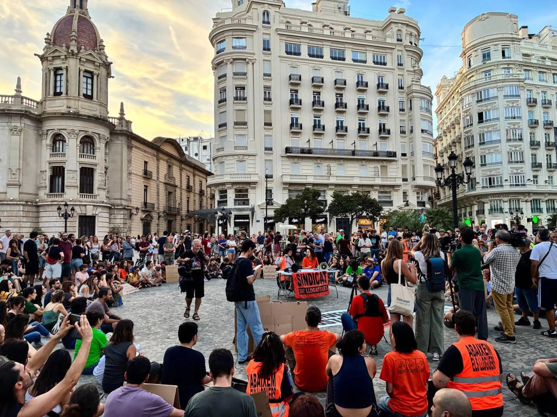 Imagen de la concentración en la plaza del Ayuntamiento de Valencia convocada por el Sindicat de Llogateres. EFE/Sindicat de Llogateres