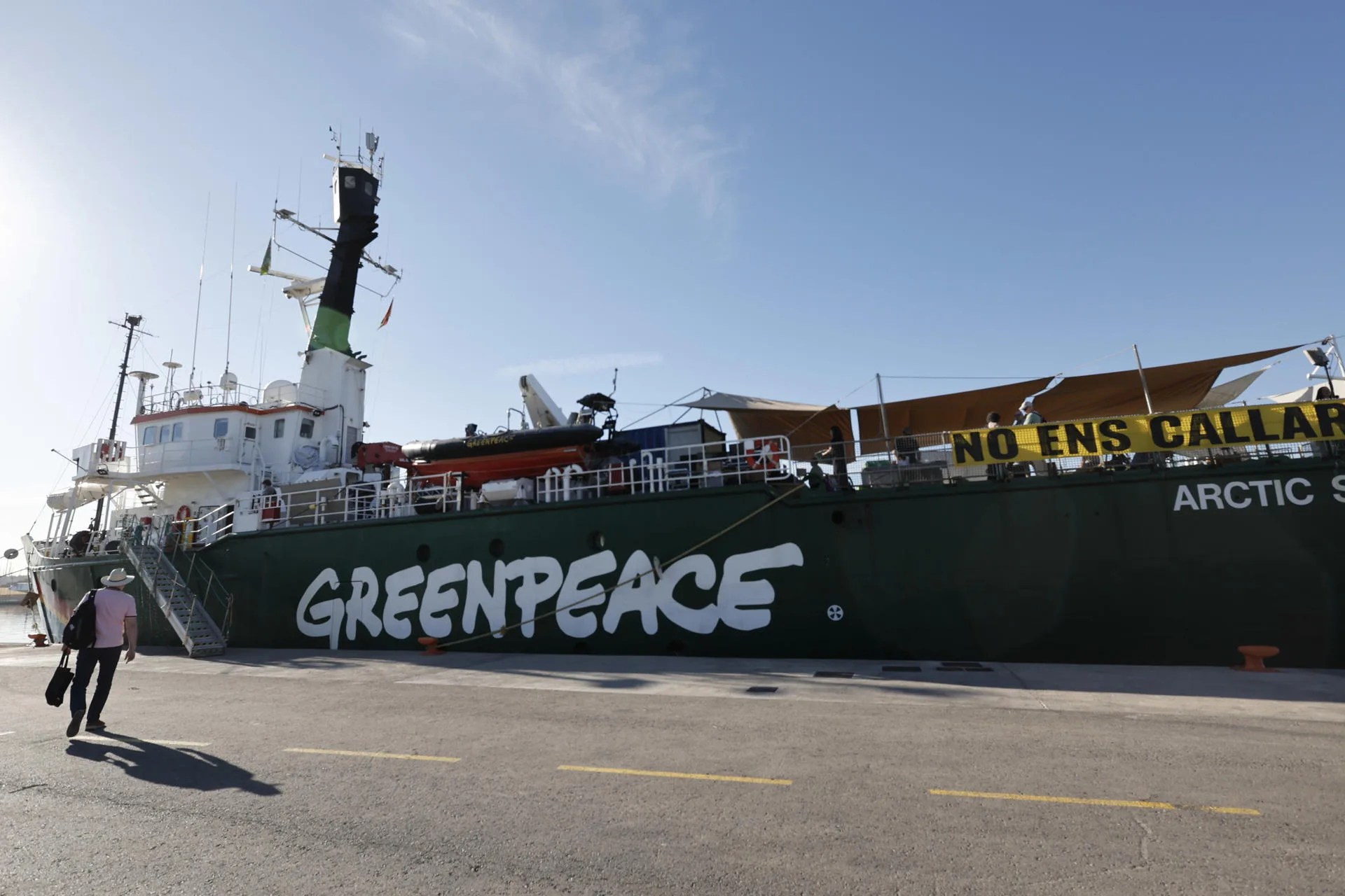 El rompehielos Arctic Sunrise de Greenpeace, que llegó el pasado 17 de septiembre a València con motivo del juicio este miércoles a 11 activistas de la organización por una protesta en el Puerto de Sagunto contra un buque cargado de gas en 2021. EFE/Manuel Bruque
