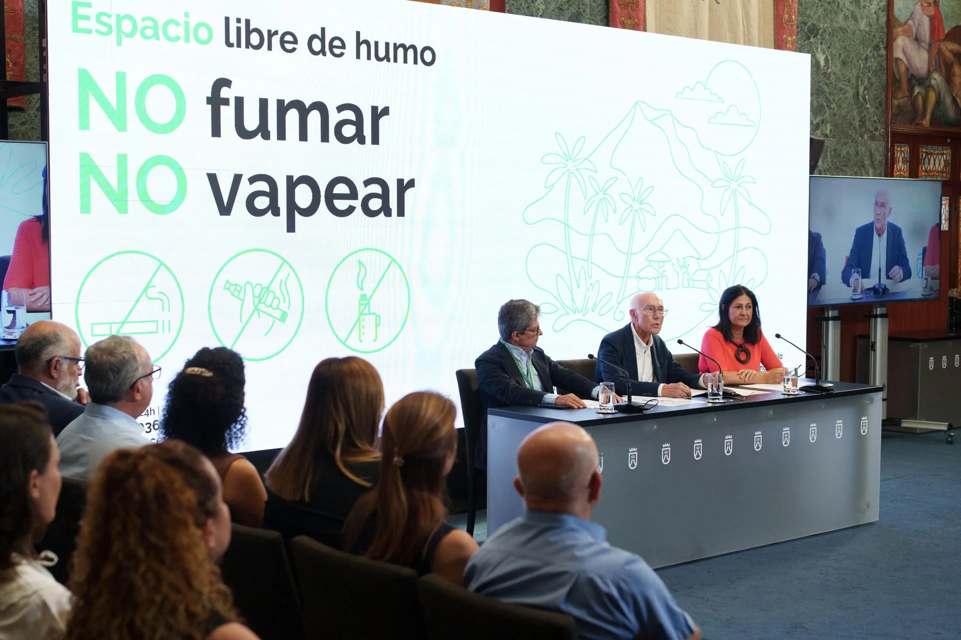 Los consejeros de Movilidad y Educación para la Prevención del Cabildo de Tenerife, Eulalia García (d) y Juan Acosta (c), y el presidente de la Asociación Española contra el Cáncer, Andrés Orozco (i), presentaron este lunes la Red Insular de Espacios Libres de Humo y de Vapeo. EFE/Ramón de la Rocha