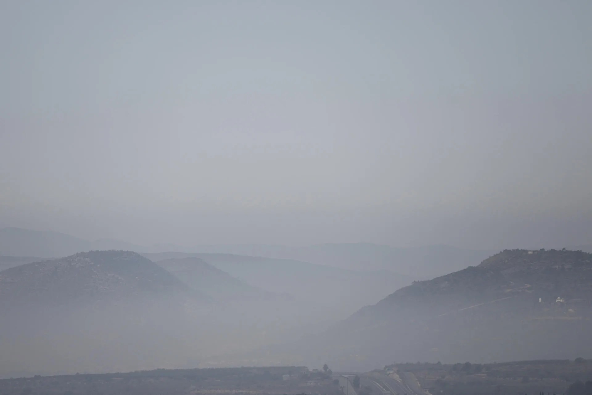 VALENCIA, 16/09/2026.- El humo cubre las montañas en los alrededores de Tuéjar, Valencia, este miércoles. Once medios aéreos (nueve de la Generalitat Valenciana y dos del Gobierno) y la Unidad Militar de Emergencias (UME), así como numerosas dotaciones terrestres, se incorporan este miércoles a las tareas de extinción del incendio forestal declarado ayer en Tuéjar. EFE/Kai Forsterling