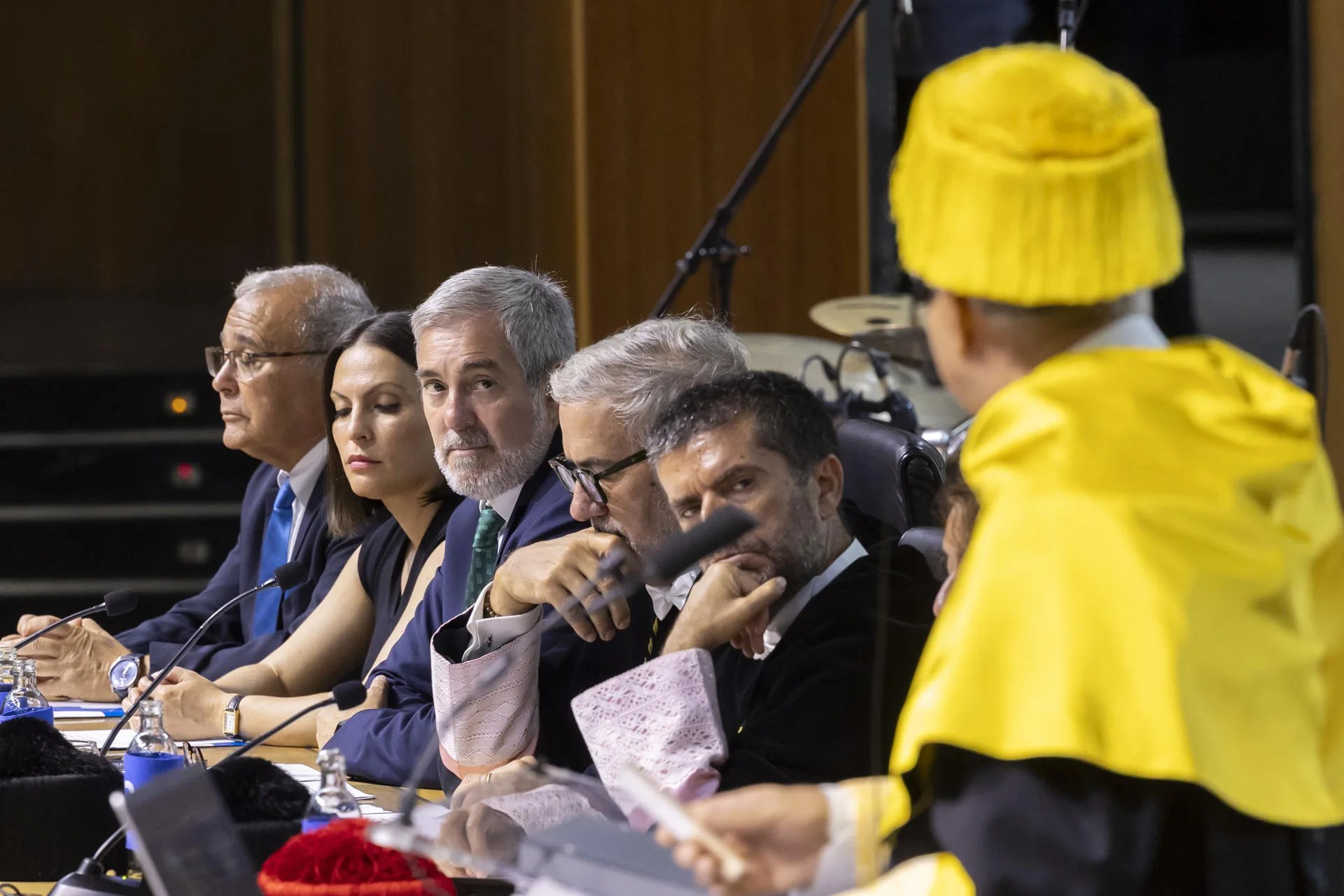 El presidente de Canarias, Fernando Clavijo (3i), escucha la lección inaugural del curso, acompañado por la consejera de Universidades, Migdalia Machín (2i); y los rectores de las universidades de Las Palmas de Gran Canaria, Lluis Serra (4i), y La Laguna, Francisco Javier García (5i). EFE/Quique Curbelo