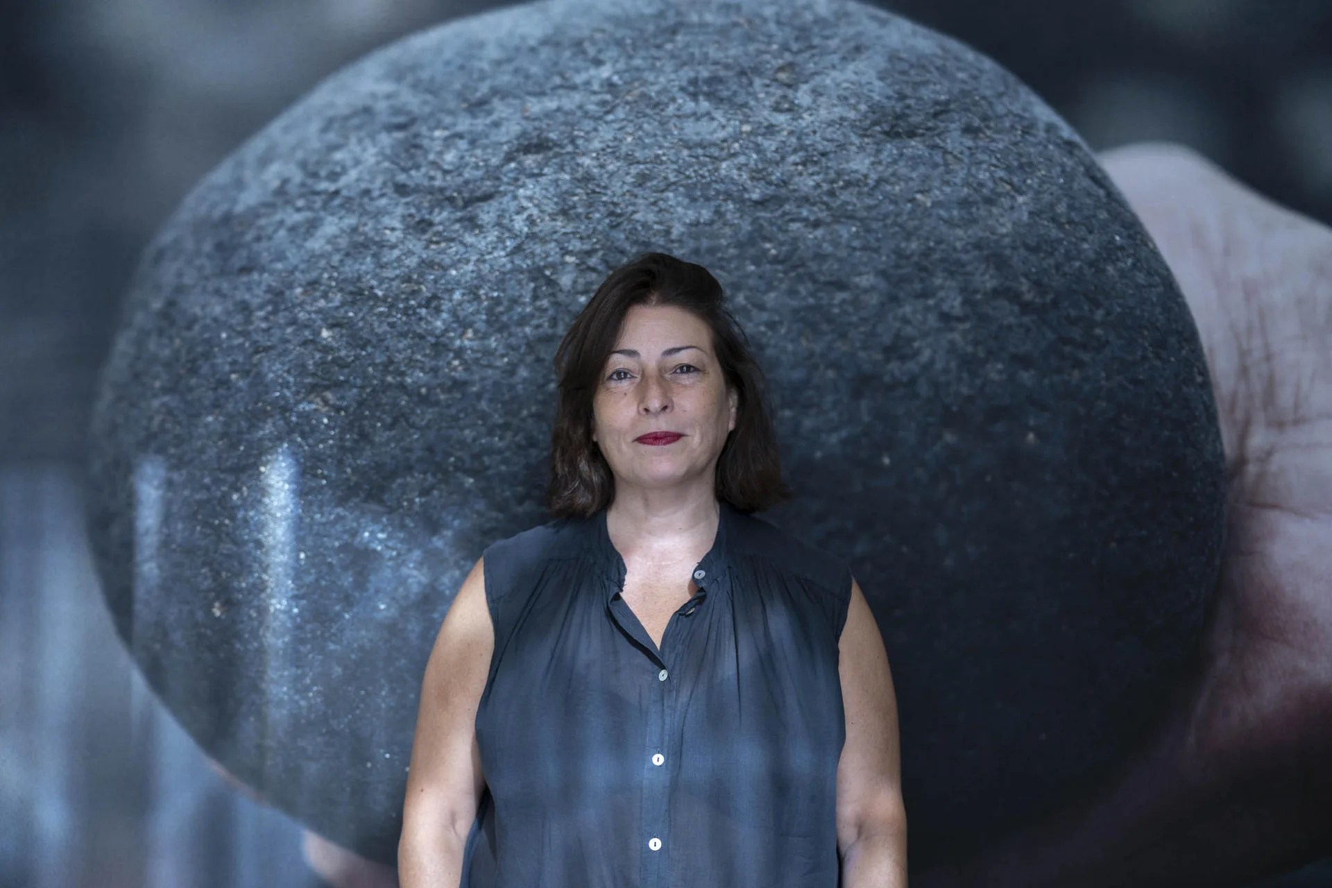 La fotógrafa Espe Pons durante la inauguración de la exposición ‘Cosmos’, con la que el Gobierno de Canarias conmemora el Día en Memoria de los Menores Robados y sus Familias, dentro de los proyectos de divulgación sobre la Memoria Histórica en Canarias. EFE/Miguel Barreto