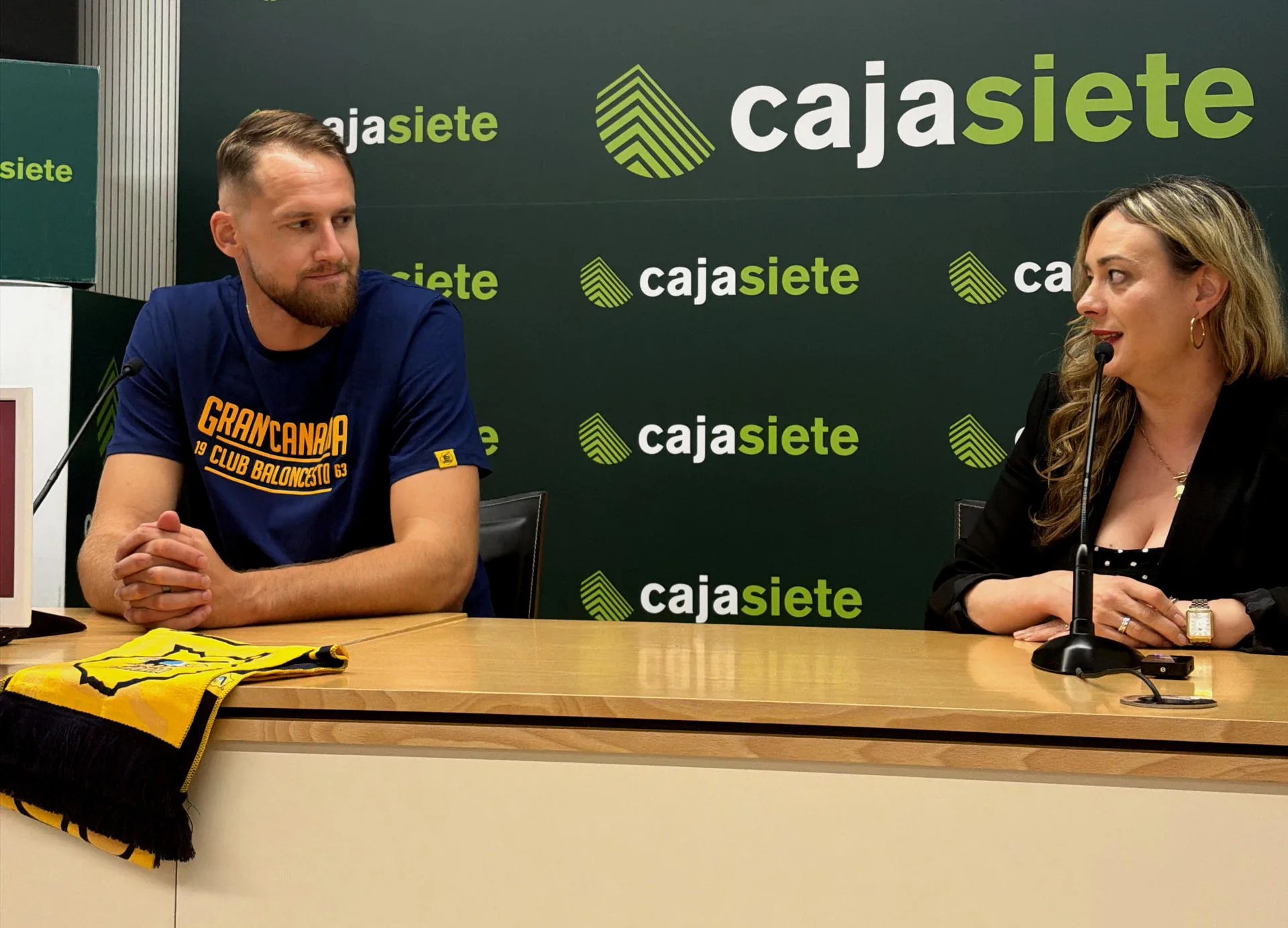 El pívot estadounidense Luke Fischer ha sido presentado este jueves como nuevo jugador del Cajasiete Gran Canaria por Almudena Méndez, directora de Comunicación de Cajasiete. EFE/Pablo Herrera