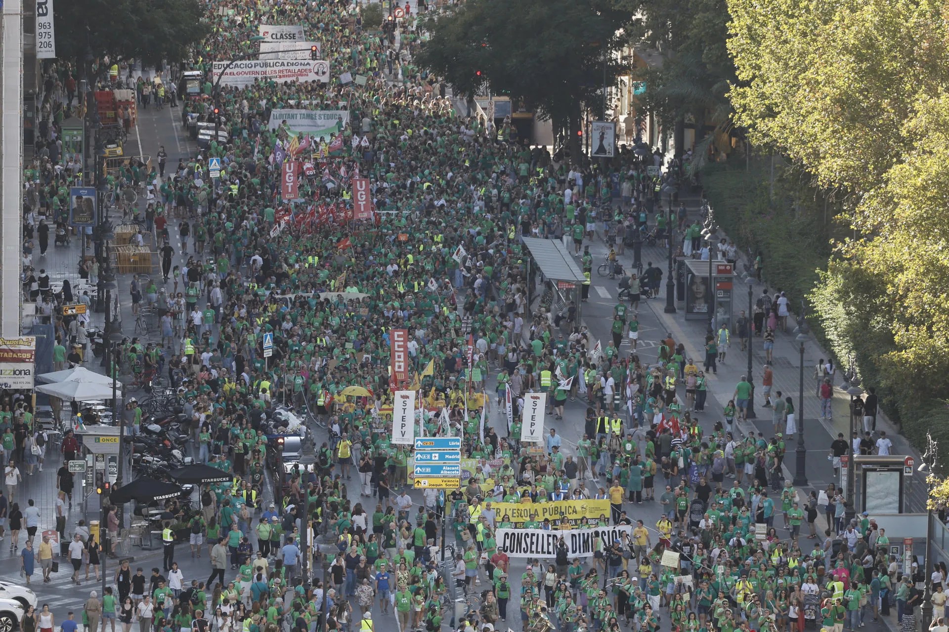 Docentes, familias y entidades cívicas valencianas vuelven a salir a la calle este sábado en la manifestación convocada por la Plataforma per l'Ensenyament Públic, este sábado en Valencia. EFE/Kai Forsterling
