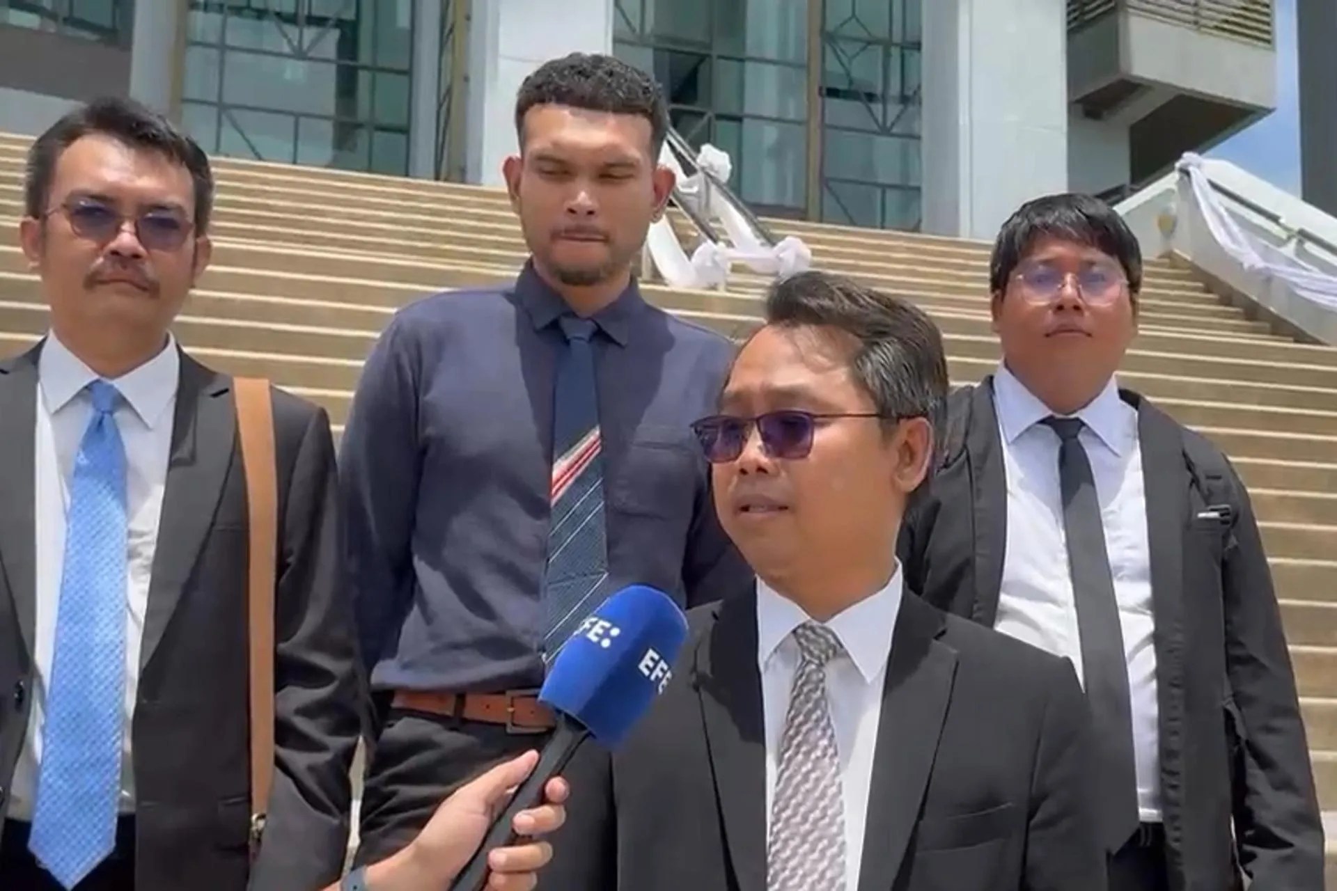 Koh Samui (Thailand), 25/09/2026.- Daniel Sancho's attorney, Aphichat Srinuel (R, bottom), speaks during an interview with EFE outside the Provincial Court in Koh Samui, Thailand, 25 September 2026. EFE-EPA/JACKREE BUNYAMETHI