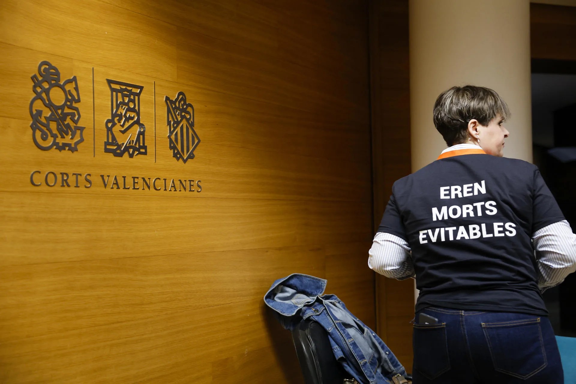 La representante de la asociación SOS Desaparecidos, Sonia Fuster, a su llegada a la comisión de investigación sobre la dana de Les Corts. EFE/Ana Escobar
