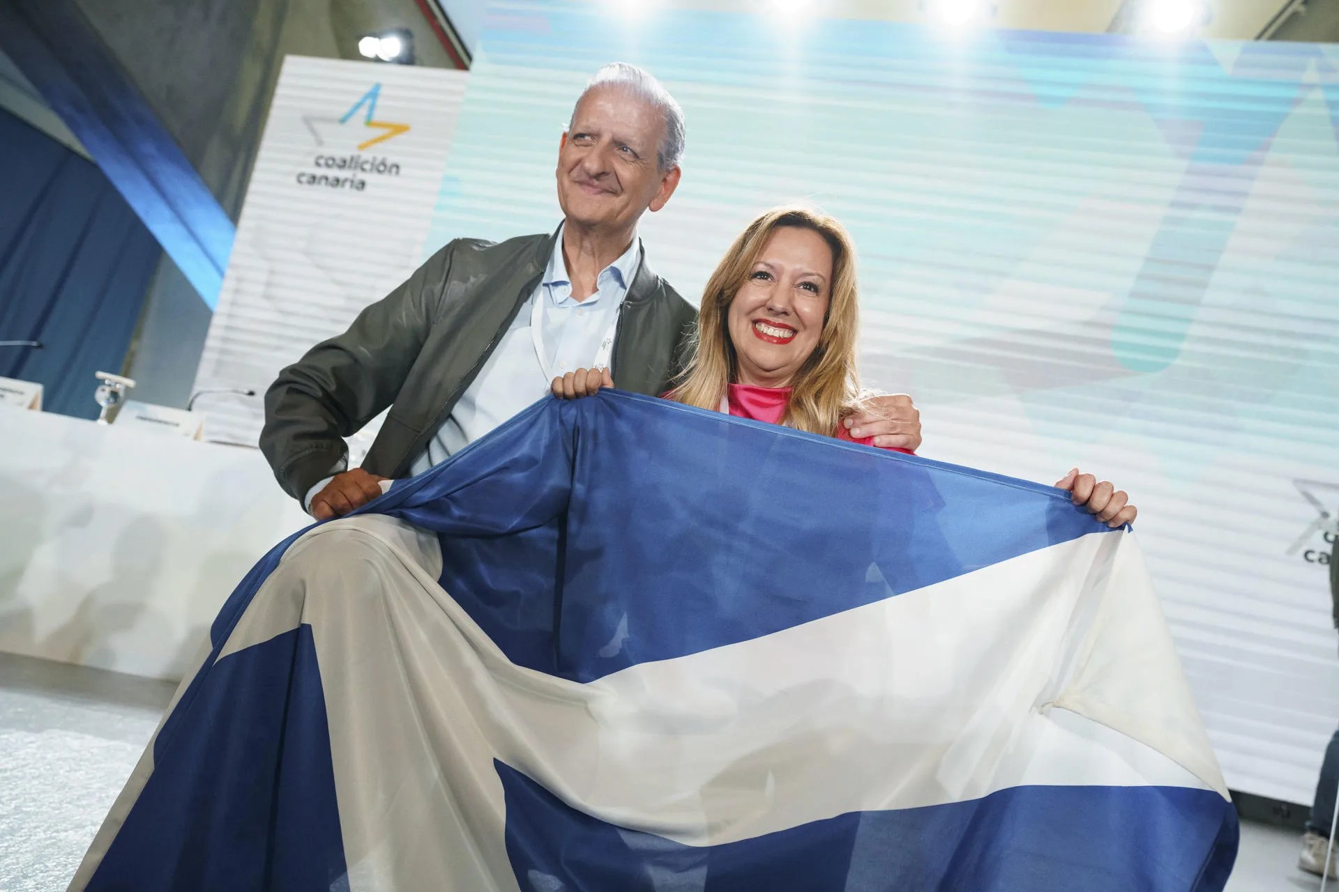 SANTA CRUZ DE TENERIFE.- Fotografía de archivo de Francisco Linares y Rosa Dávila en el VI Congreso Insular de Coalición Canaria de Tenerife. EFE/Ramón de la Rocha