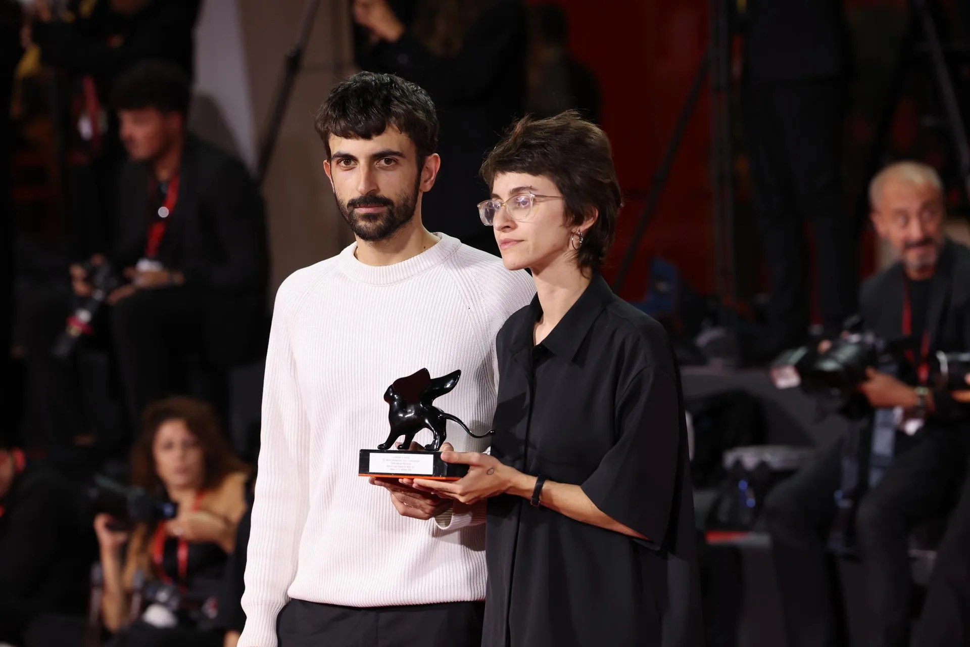 (FILE).- Israeli filmmakers Rachel Szor (R) and Yuval Abraham pose on the red carpet with their special jury prize for the documentary 'NAZA' during the closing ceremony of the 83rd annual Venice International Film Festival in Venice, Italy, 12 September 2026. EFE/EPA/BUESRA TASDEMIR