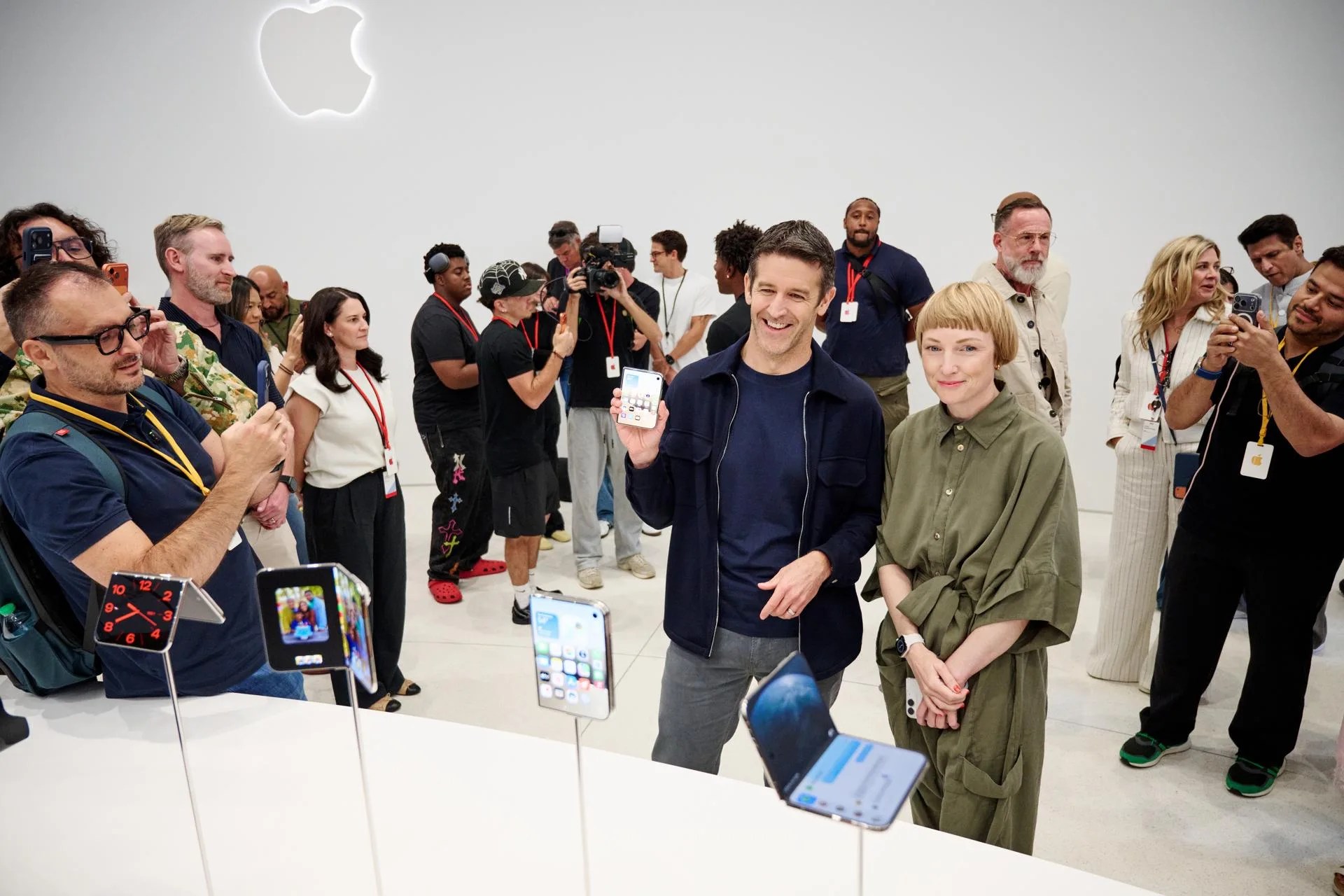 CUPERTINO (United States), 09/09/2026.- Apple CEO John Ternus (C) and Vice President of Industrial Design, Molly Anderson (C-R) pose for photos during Apple's special event at the Steve Jobs Theater in Apple Park in Cupertino, California, USA, 09 September 2026.
