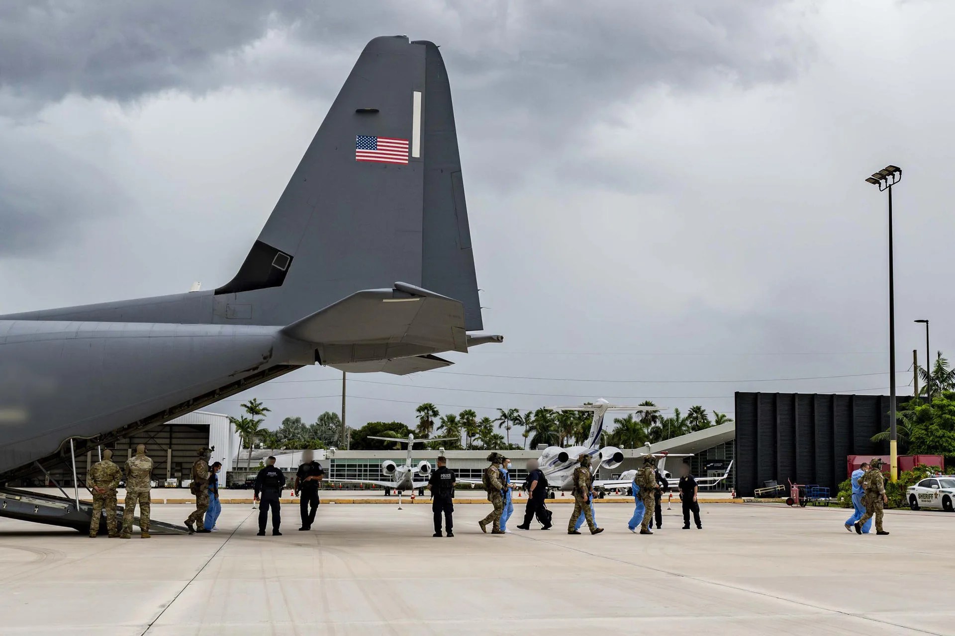 AME9535. MIAMI (UNITED STATES), September 21, 2026. - Photo posted on September 20, 2026, on the official X account @FBIMiamiFL of the FBI in Miami, showing members of the agency guarding the arrival of individuals connected to the July 7, 2021, assassination of Haitian President Jovenel Moïse at an airport in Florida (U.S.). EFE/ @FBIMiamiFL / EDITORIAL USE ONLY/ NO SALES/ AVAILABLE ONLY TO ILLUSTRATE THE ACCOMPANYING NEWS STORY (CREDIT REQUIRED)