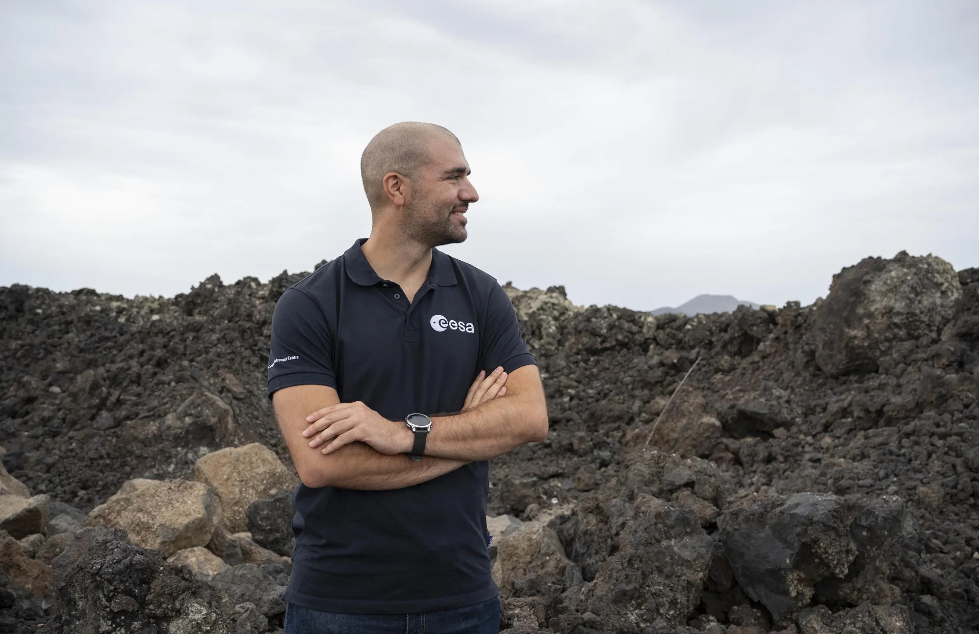 El astronauta español de la ESA, Pablo Álvarez, este sábado en el Parque Natural de los Volcanes, en Lanzarote. EFE/ Adriel Perdomo